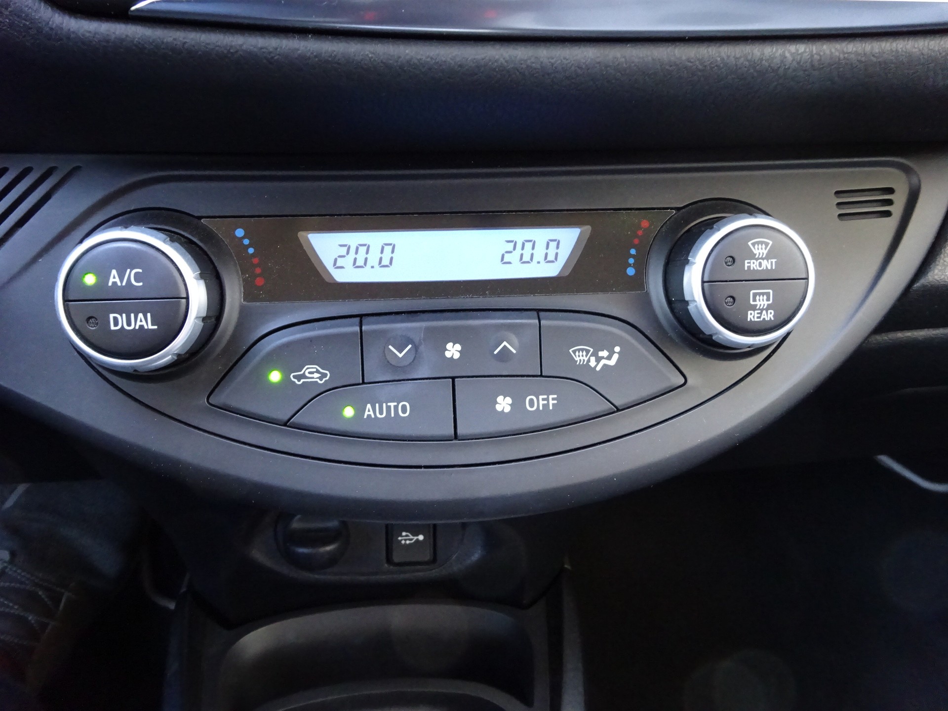 TOYOTA Yaris 1.5 VVT-i Hybrid Limited e-CVT-image-6