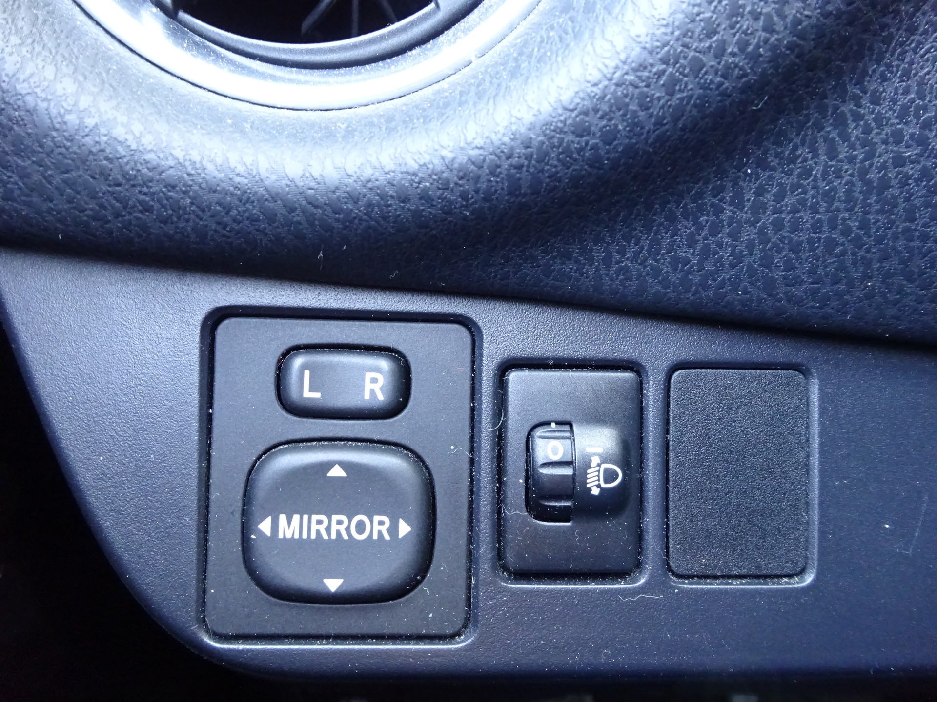 TOYOTA Yaris 1.5 VVT-i Hybrid Limited e-CVT-image-15