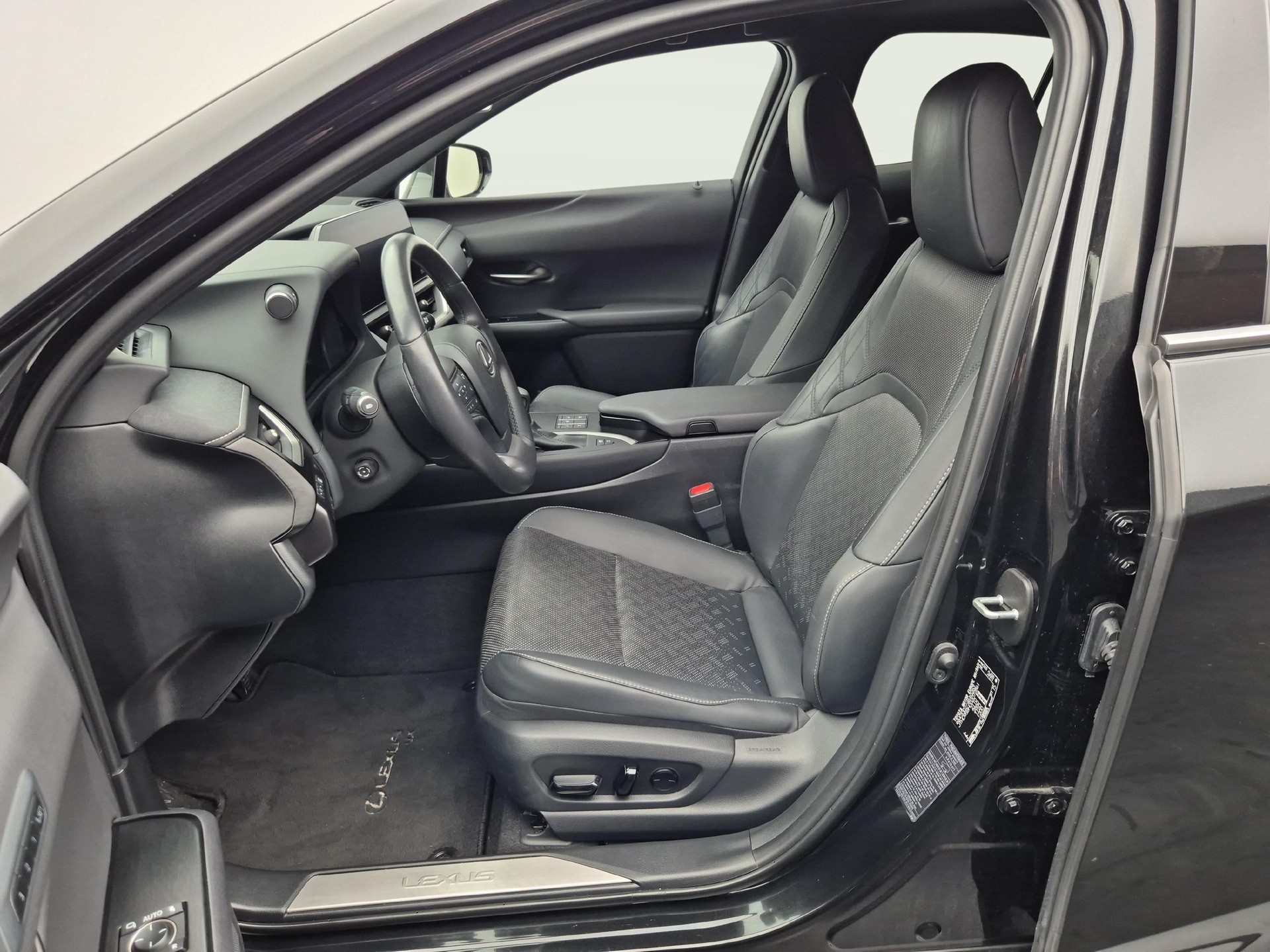 LEXUS UX 250h Excellence-showroom-element-2