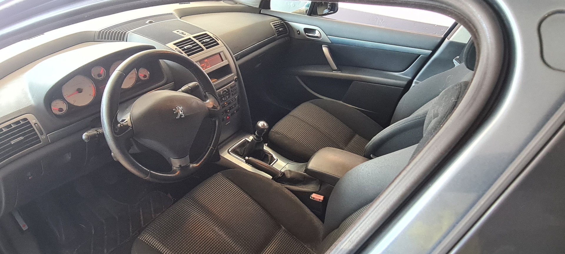 PEUGEOT 407 SW 2.0 HDI ST Executive-image-8