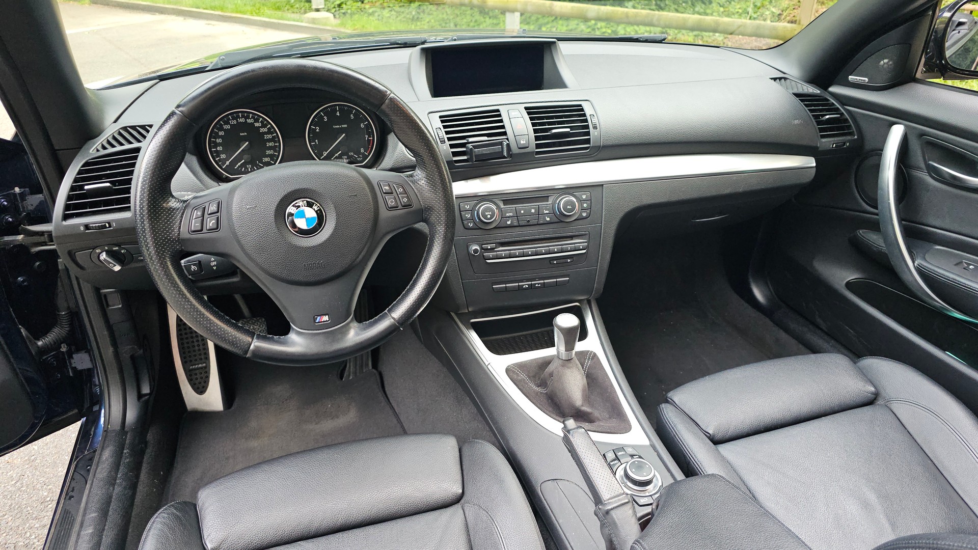 BMW 135i Cabrio-image-9
