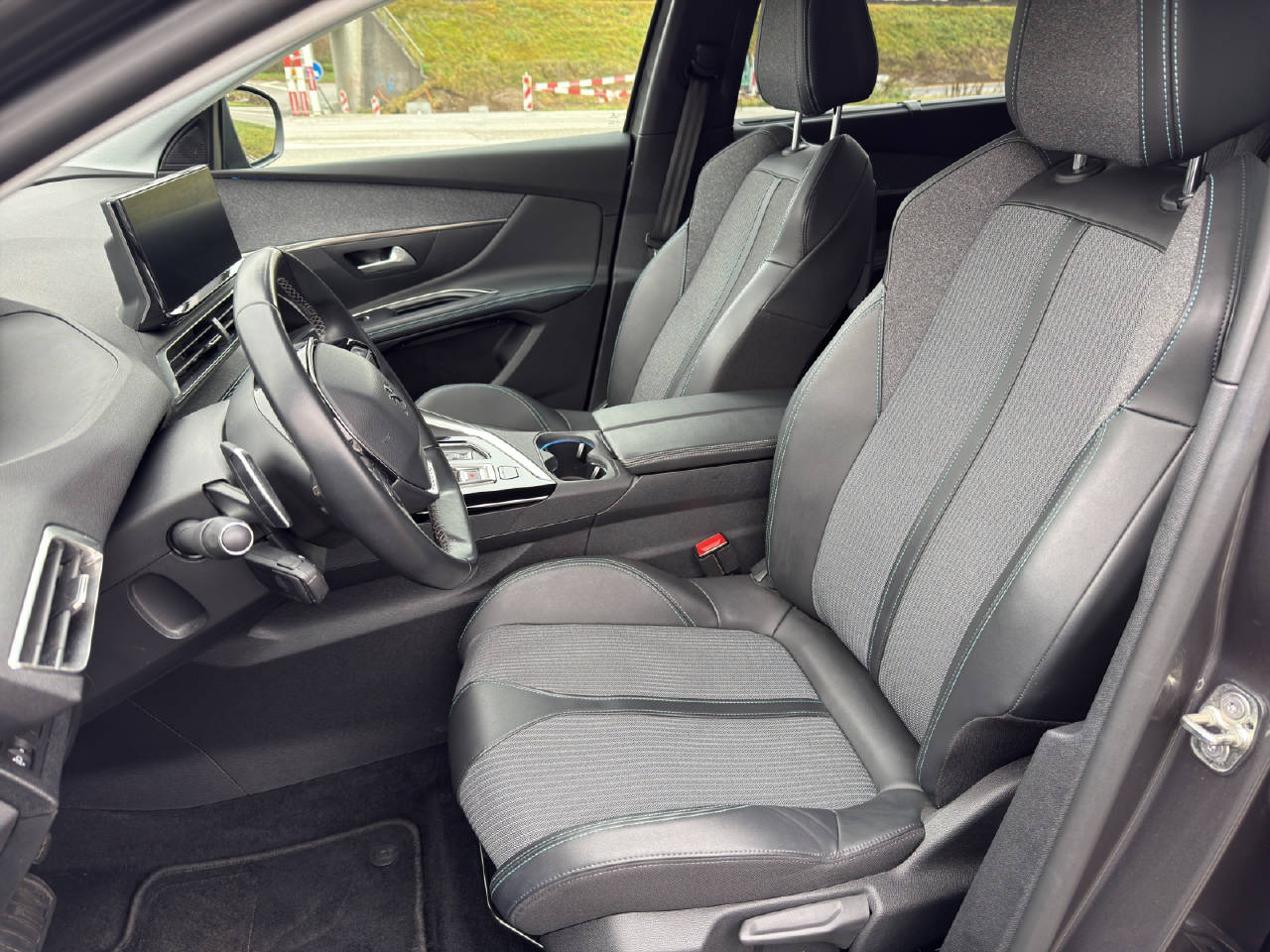 PEUGEOT 5008 1.2 PureTech Allure Pack EAT8-image-4