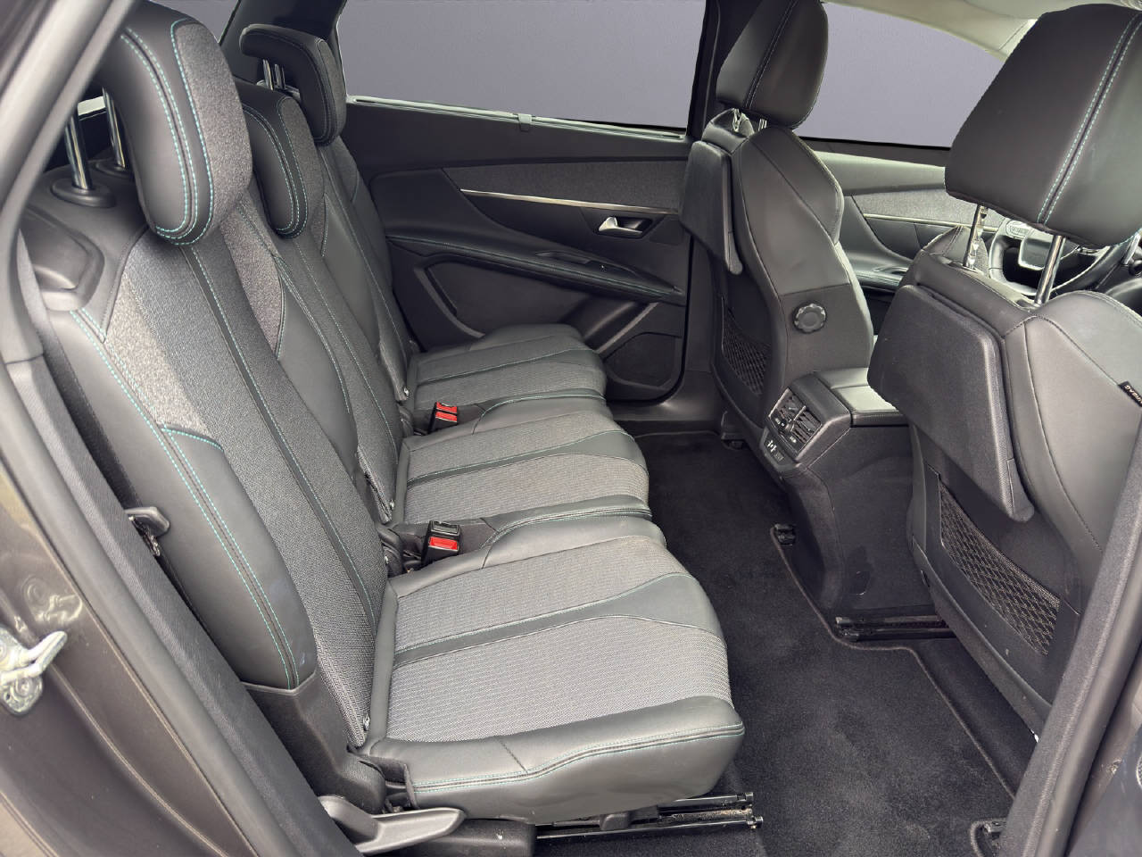 PEUGEOT 5008 1.2 PureTech Allure Pack EAT8-image-9