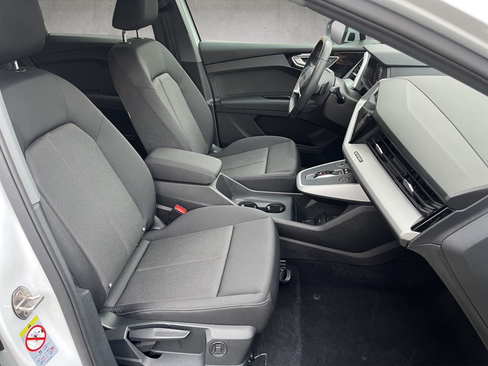AUDI Q4 e-tron 45 quattro-image-12