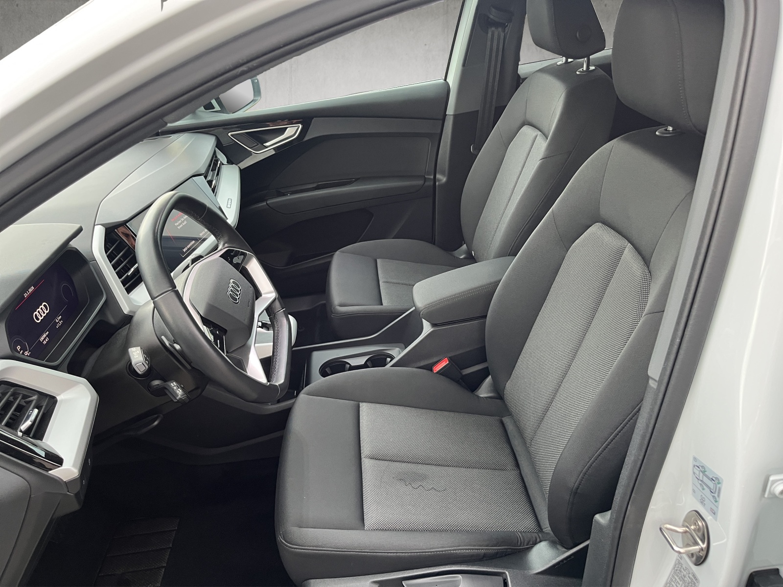 AUDI Q4 e-tron 45 quattro-image-8