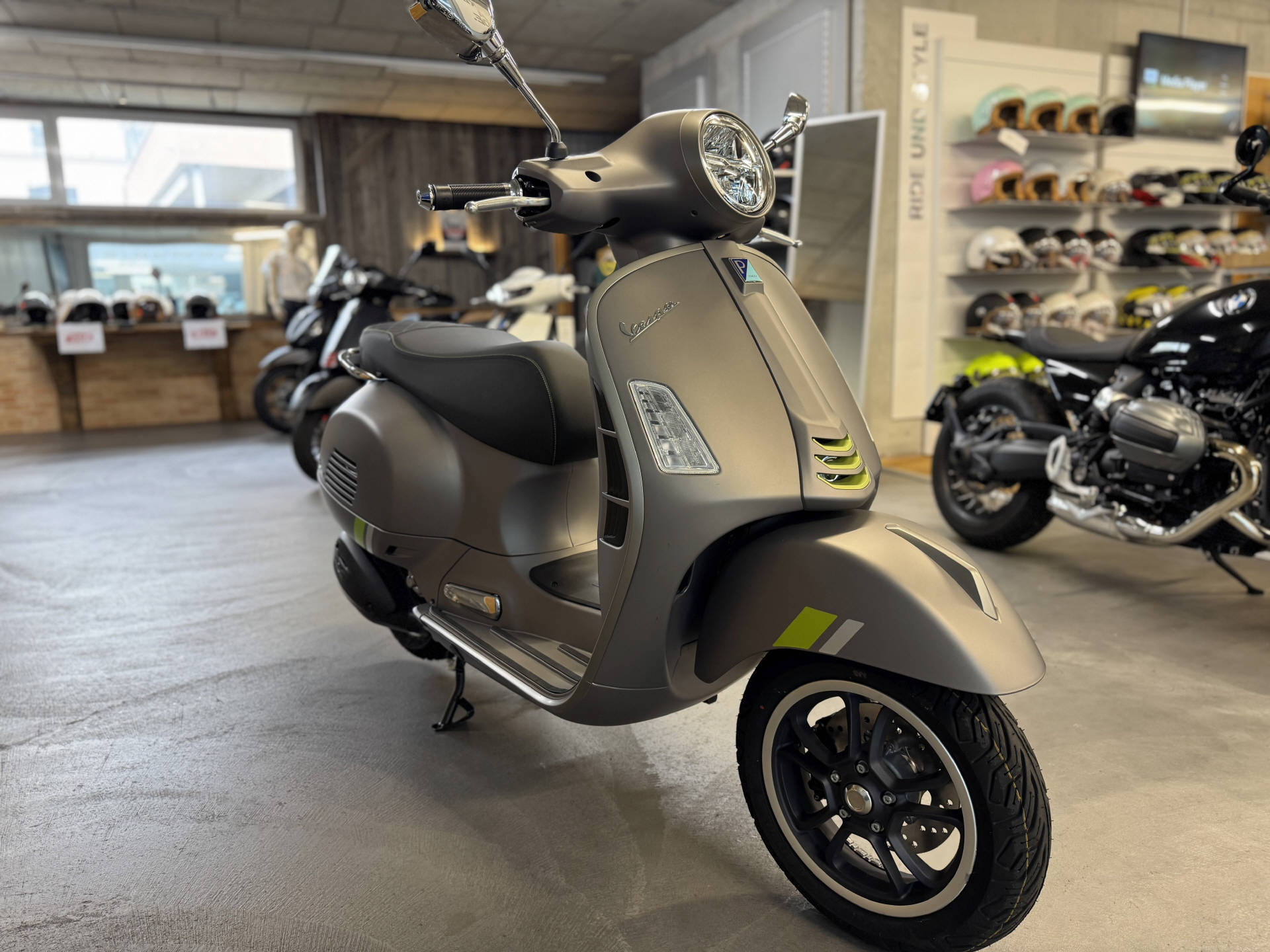 PIAGGIO Vespa GTS 300 HPE-image-3