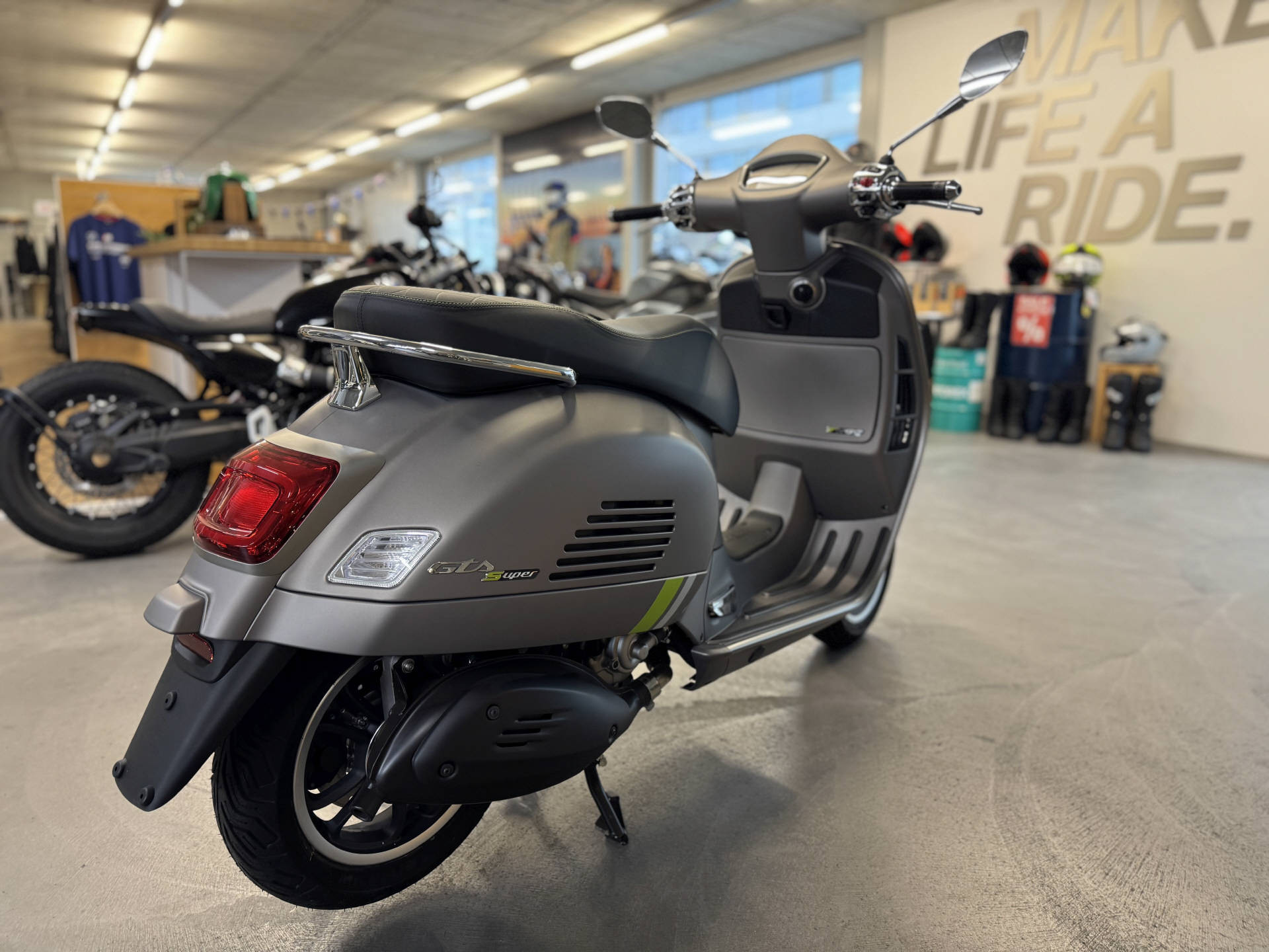 PIAGGIO Vespa GTS 300 HPE-image-2