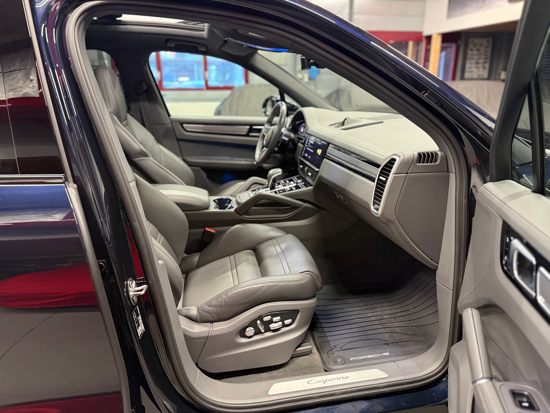 PORSCHE Cayenne E-Hybrid „Moonlight Blue Metallic & Schiefergraues Interieur“-image-14