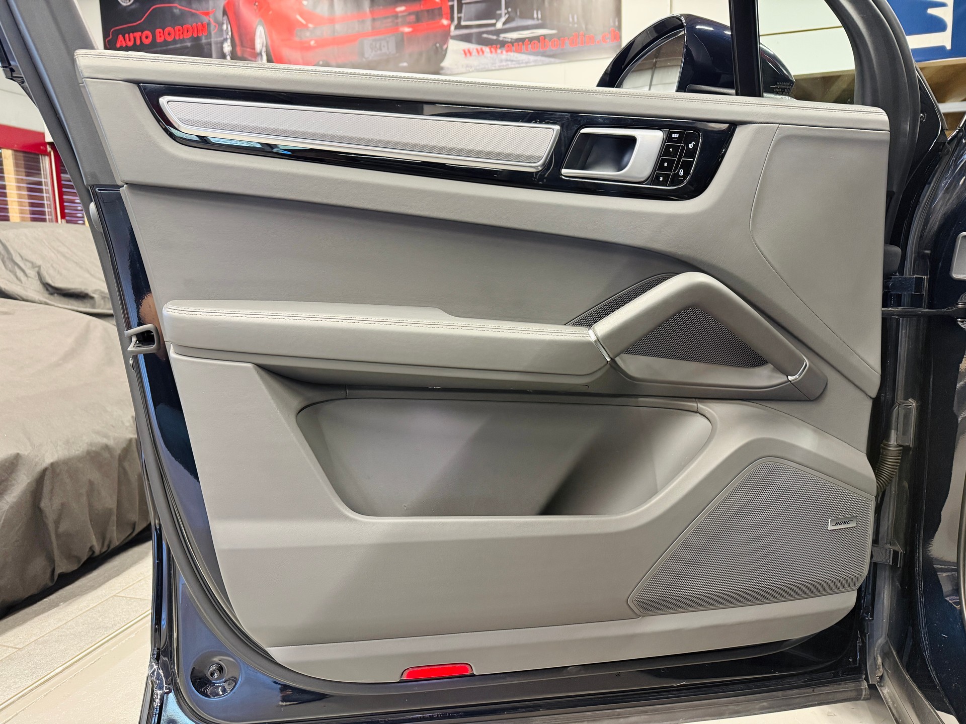 PORSCHE Cayenne E-Hybrid „Moonlight Blue Metallic & Schiefergraues Interieur“-image-6