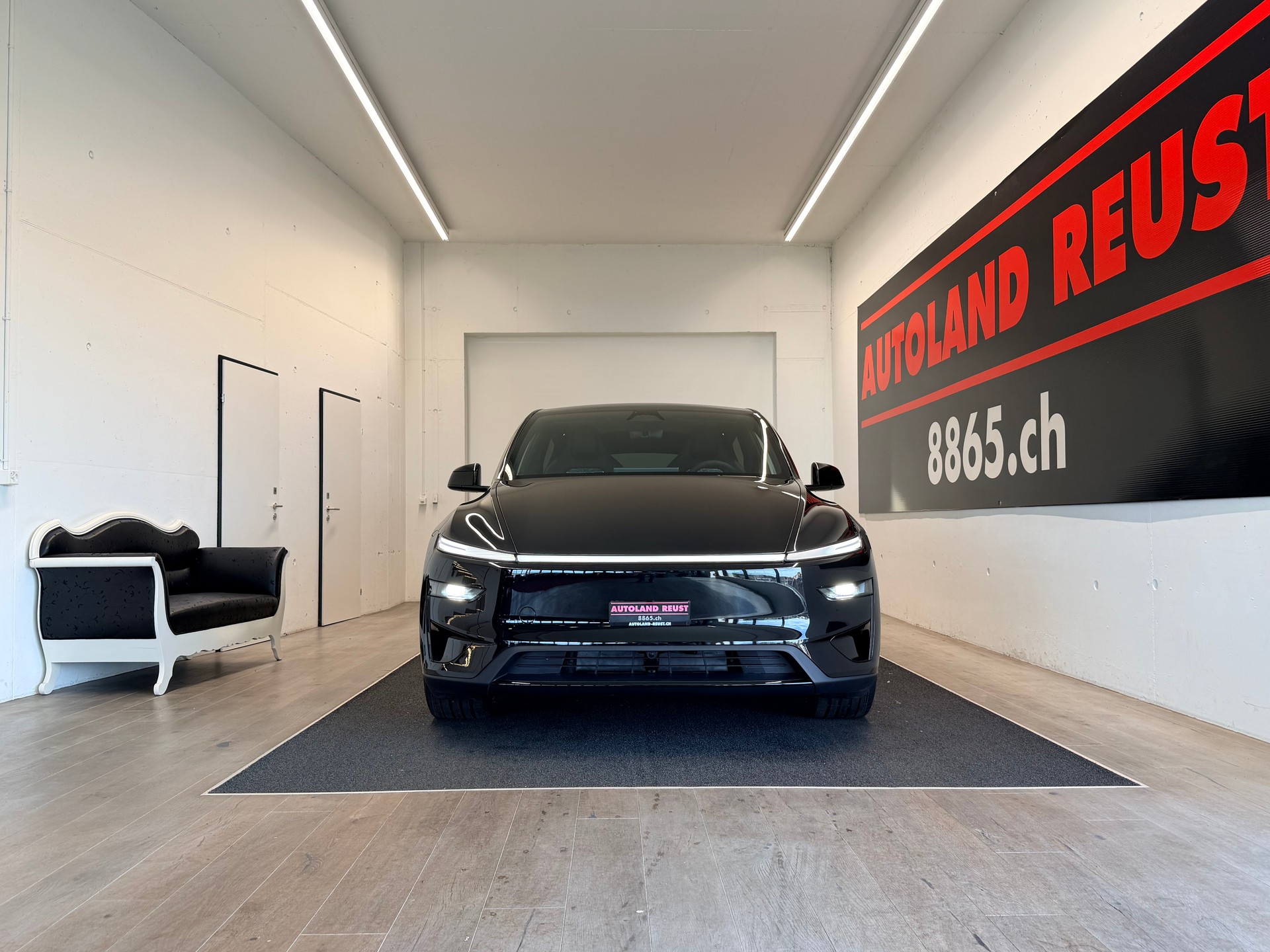 TESLA Model Y Performance-showroom-element-1
