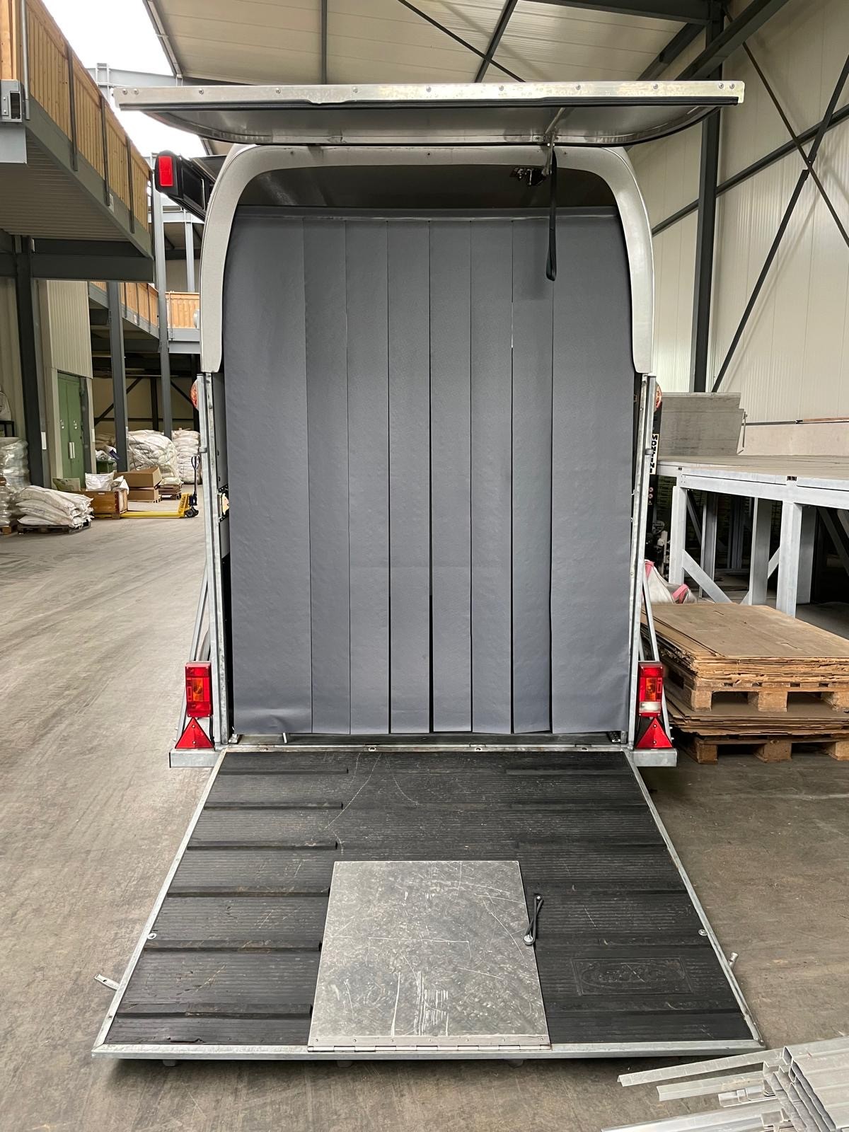 JFK Starline-showroom-element-2