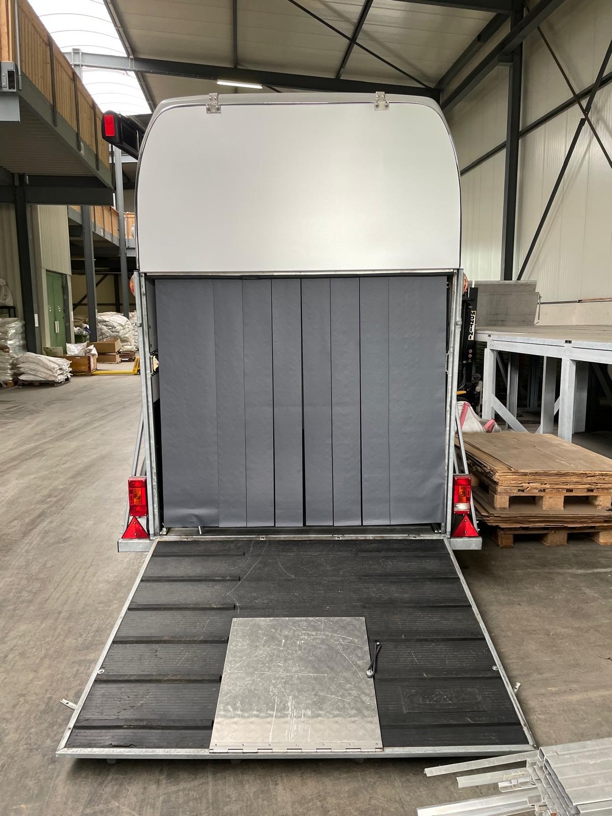 JFK Starline-showroom-element-3