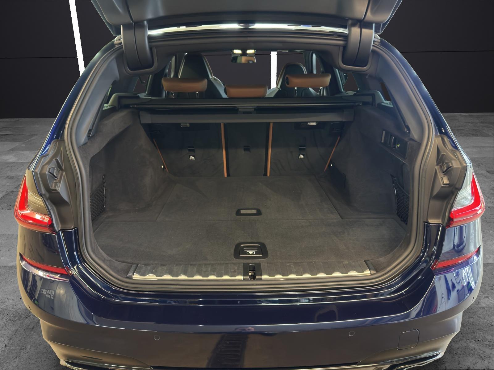 BMW M340i xDrive Touring-image-12