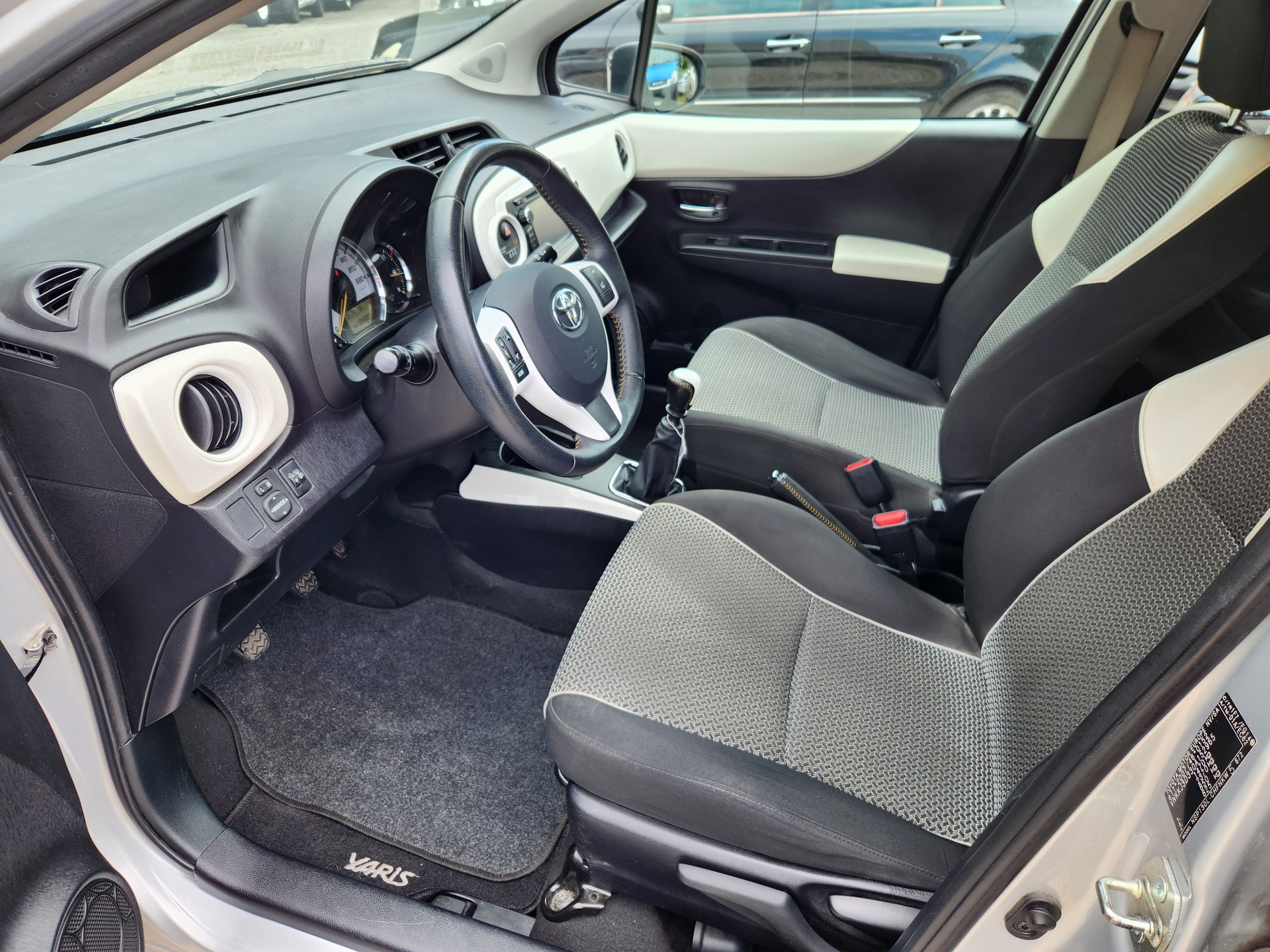 TOYOTA Yaris 1.33 Style-image-10