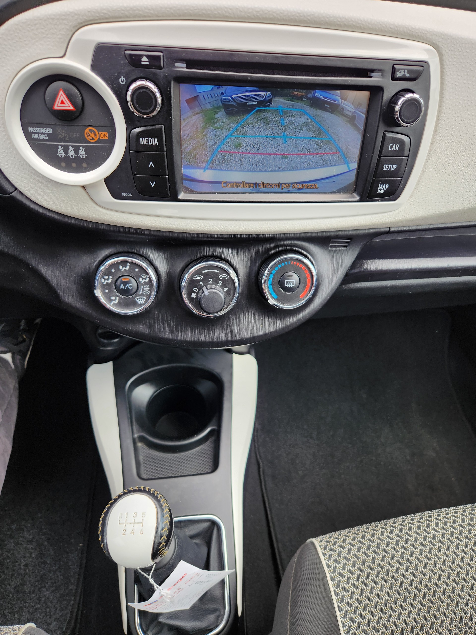 TOYOTA Yaris 1.33 Style-image-13