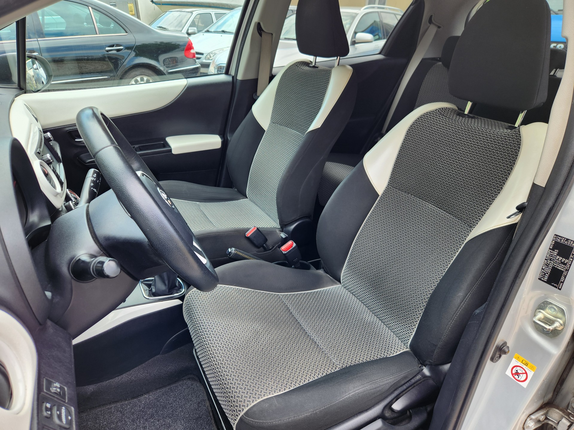 TOYOTA Yaris 1.33 Style-image-9
