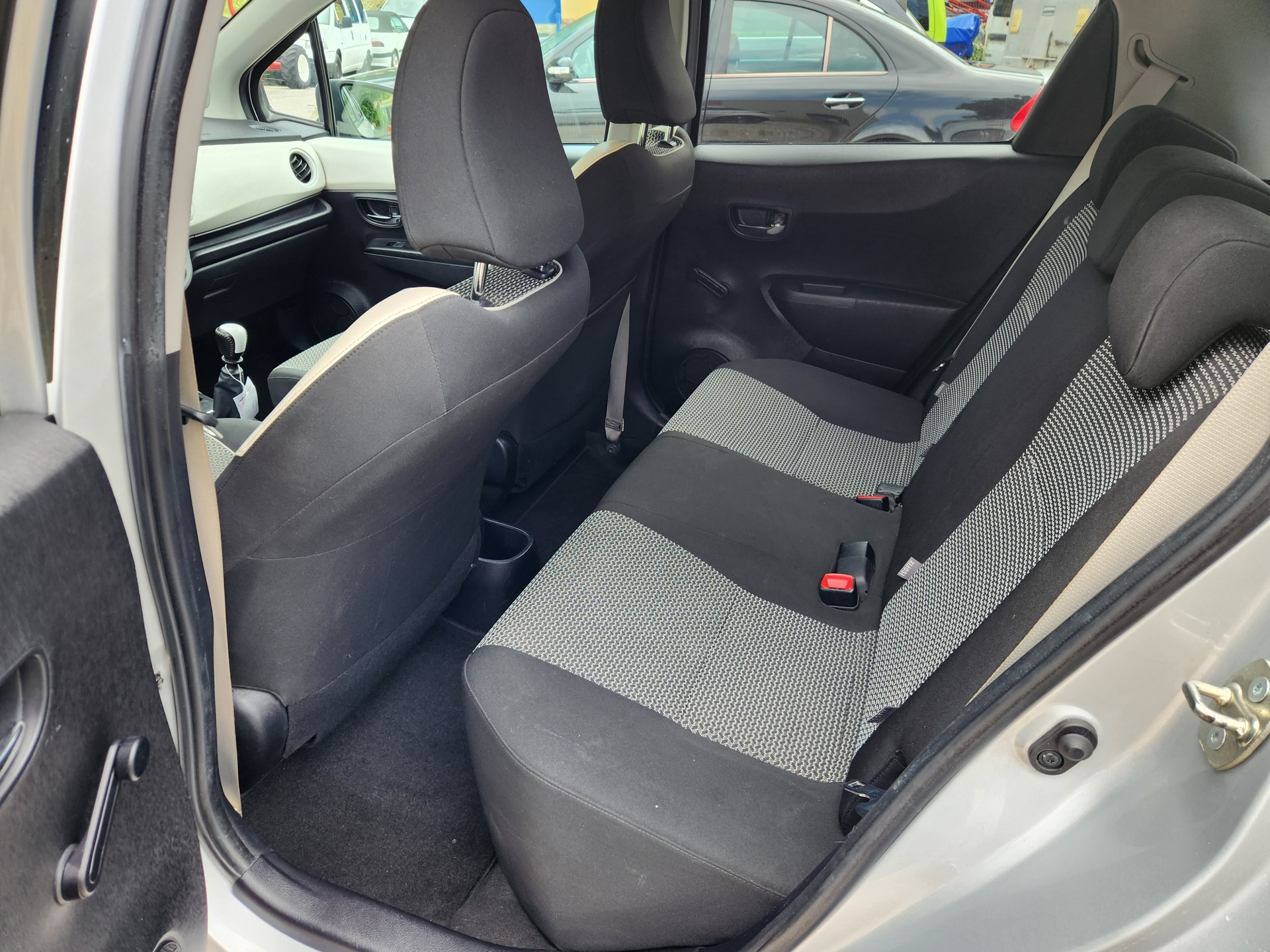 TOYOTA Yaris 1.33 Style-image-12