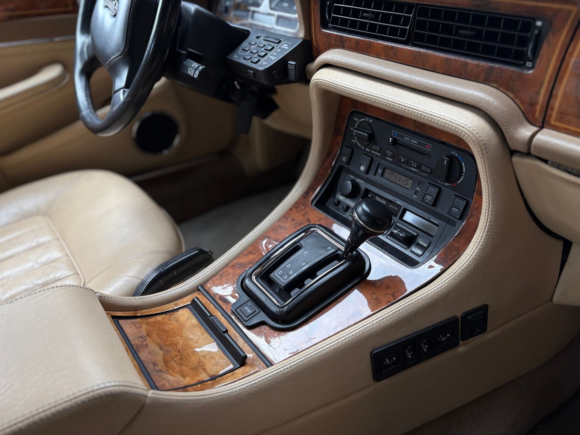 DAIMLER 4.0 Six-image-15