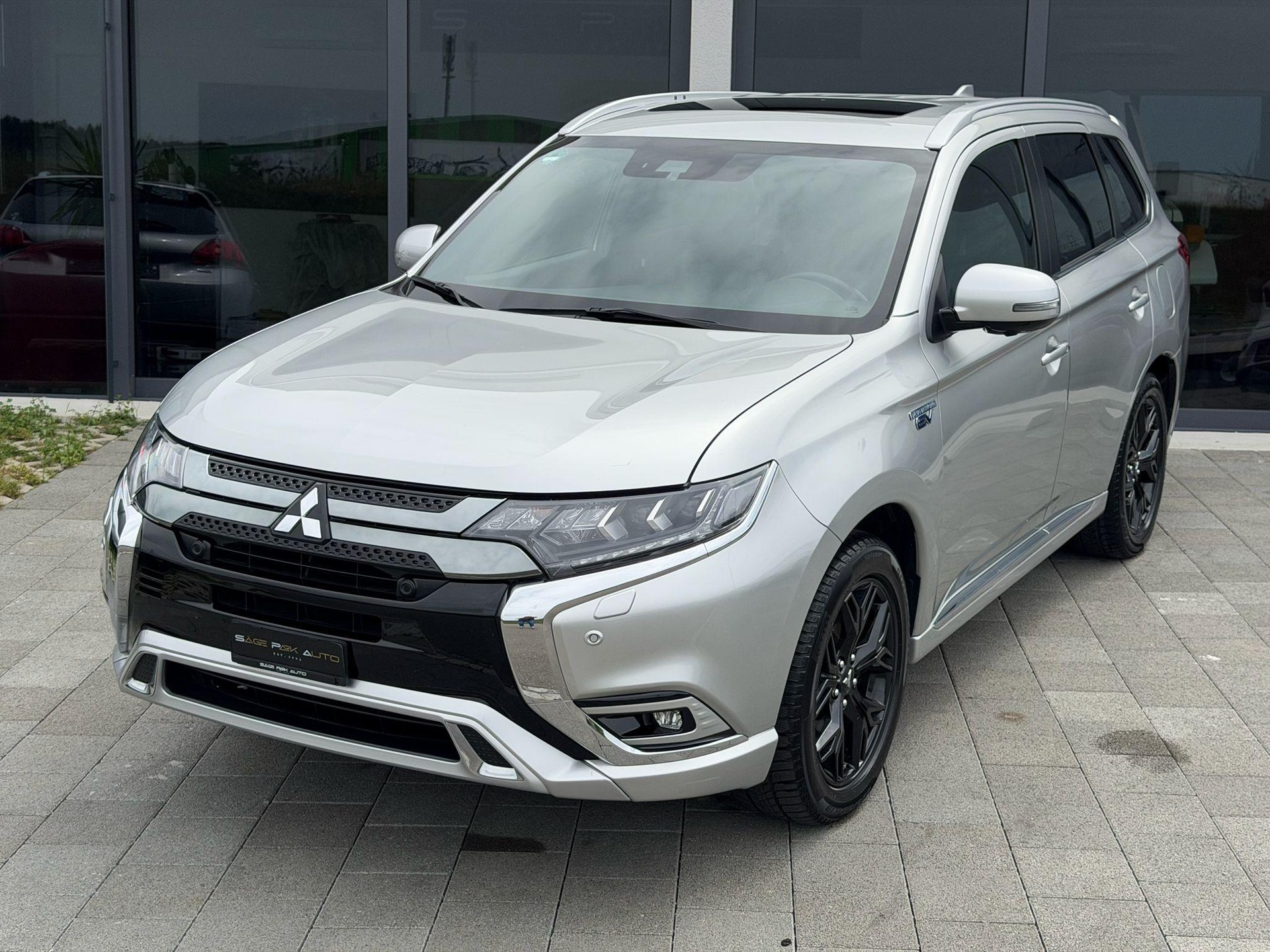 MITSUBISHI Outlander 2.4 PHEV Diamond-showroom-element-3