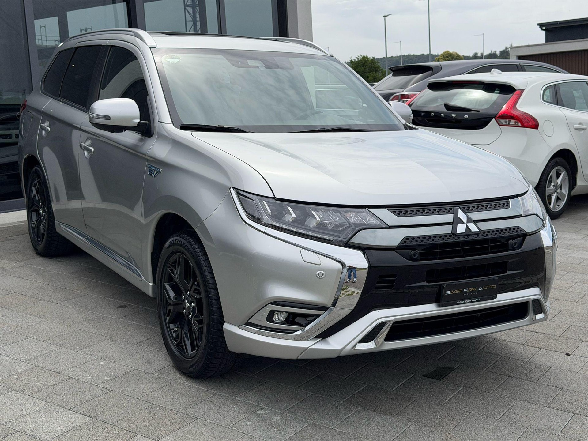 MITSUBISHI Outlander 2.4 PHEV Diamond-showroom-element-1