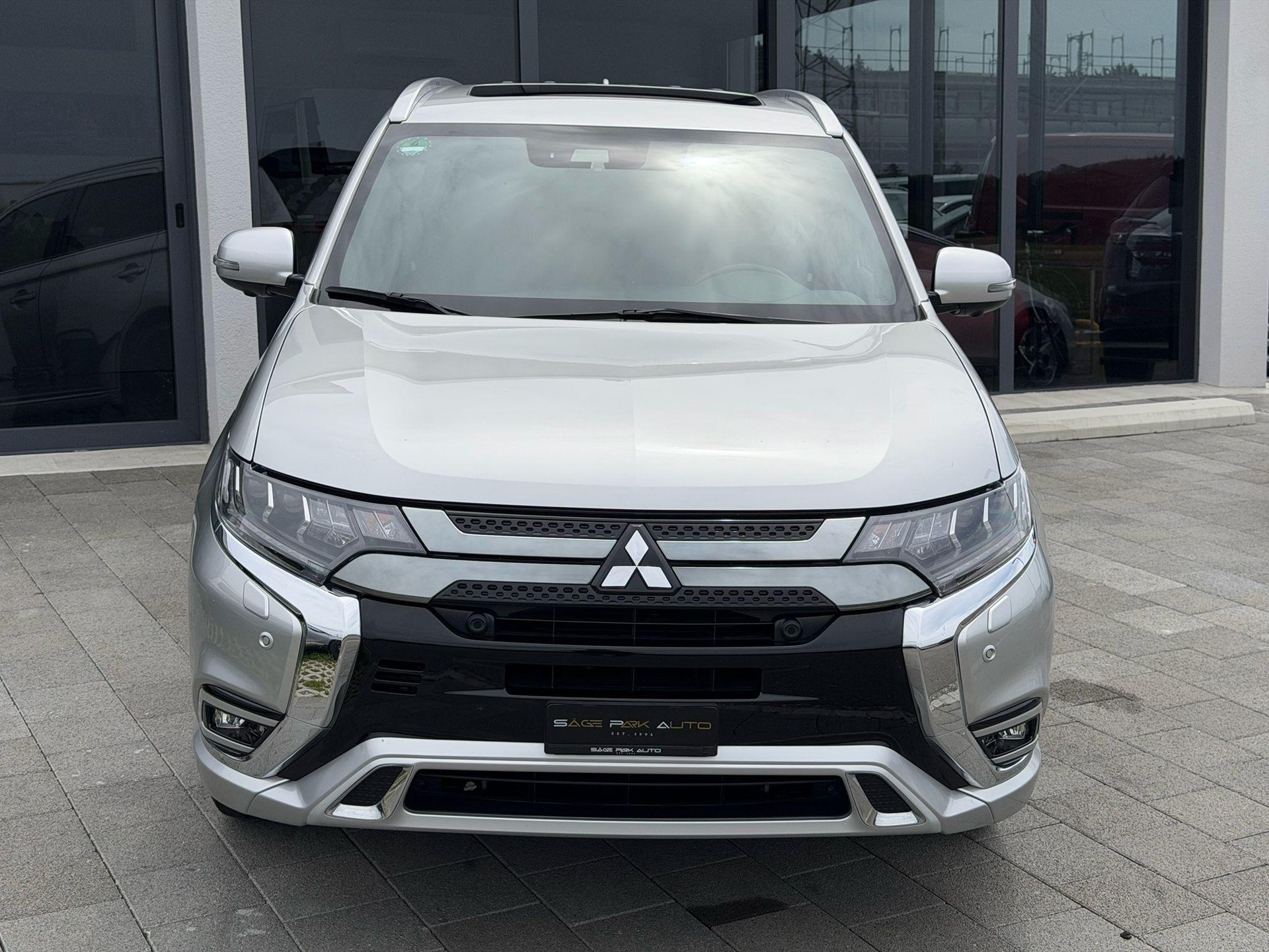 MITSUBISHI Outlander 2.4 PHEV Diamond-showroom-element-2