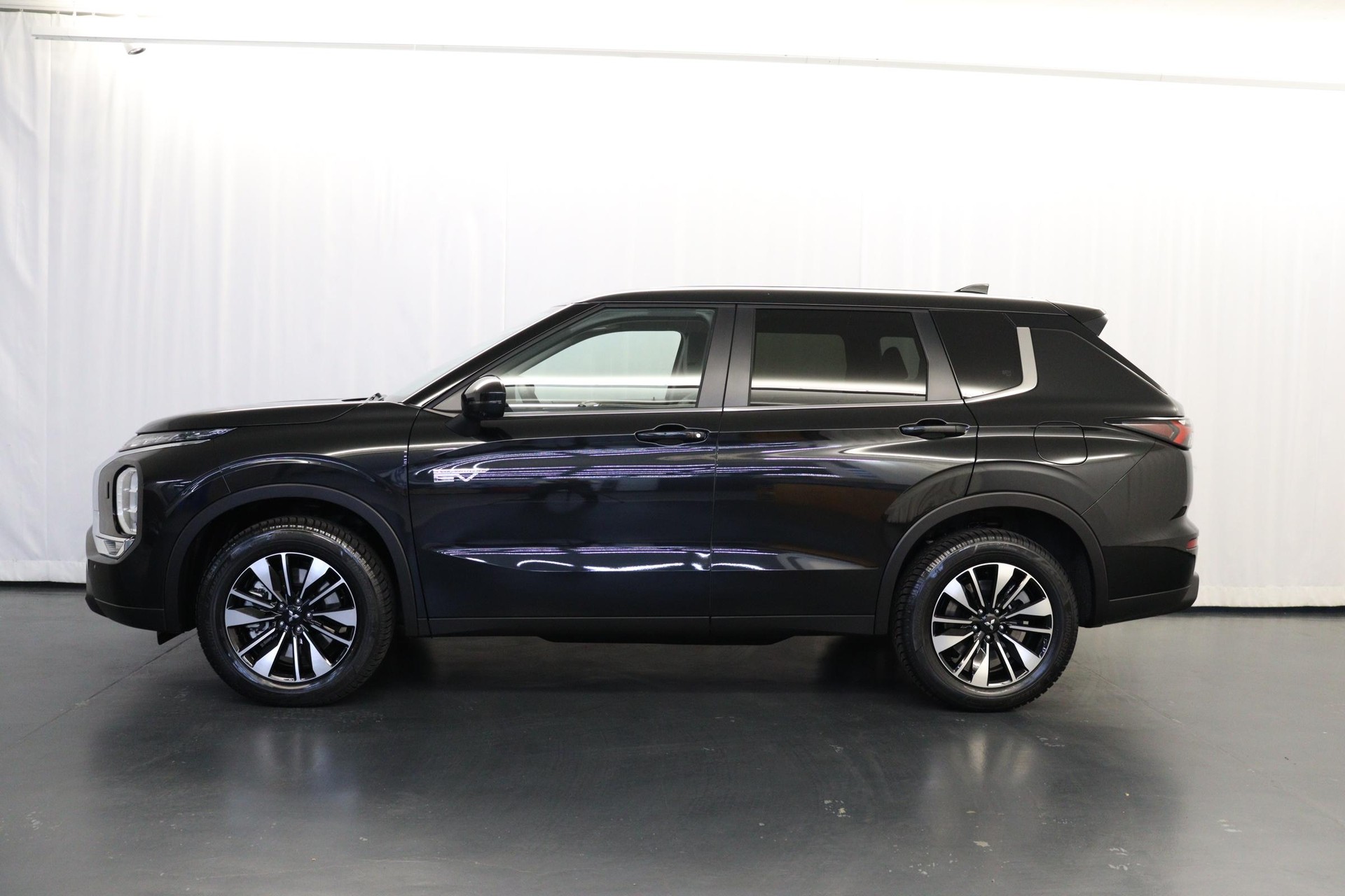 MITSUBISHI Outlander 2.4 PHEV Invite 4x4-showroom-element-3