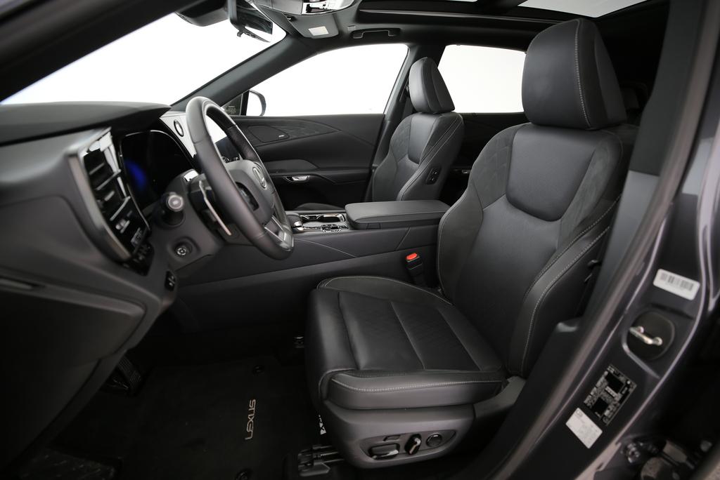 LEXUS RX 450h+ Excellence-showroom-element-3
