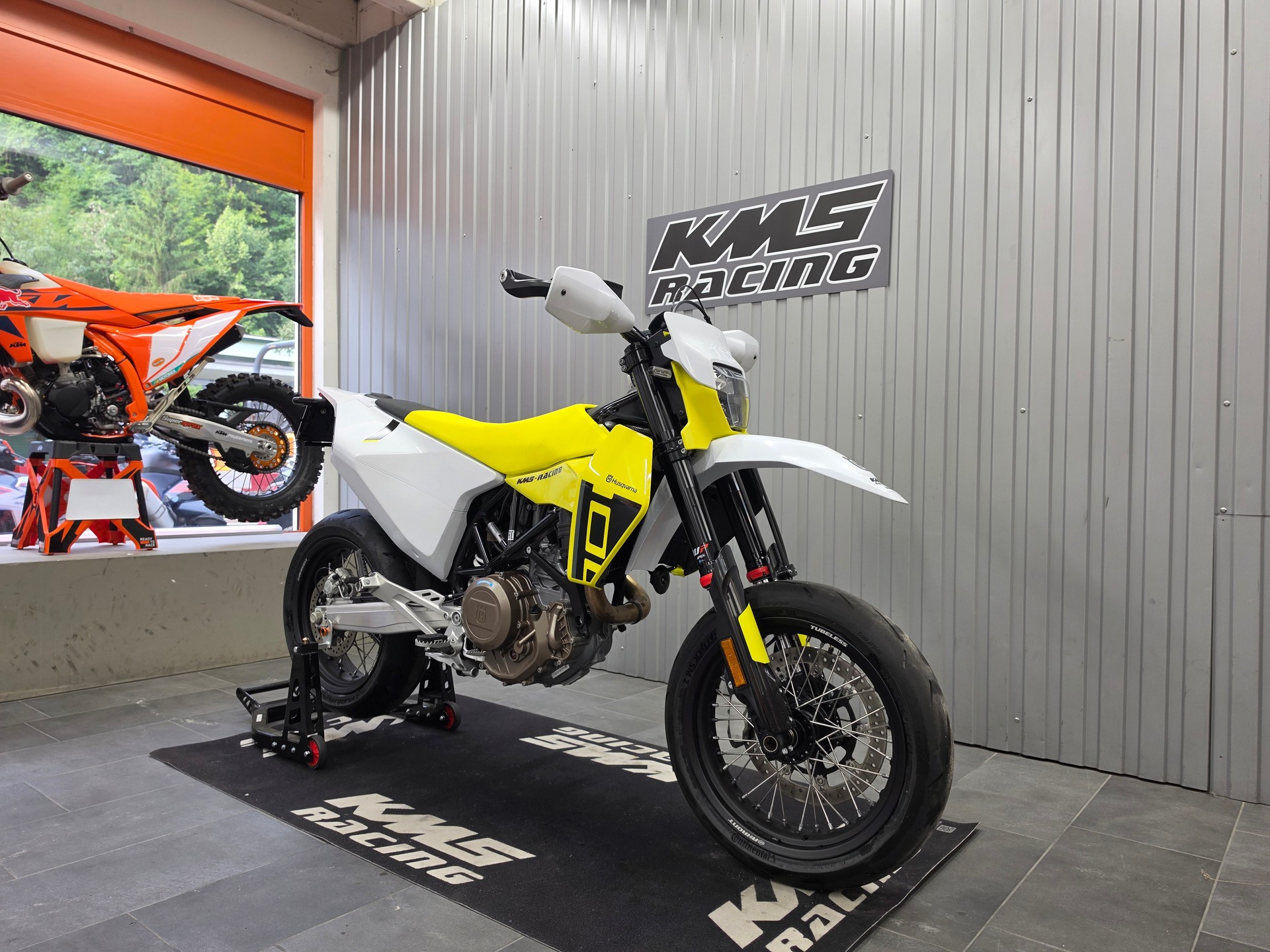 HUSQVARNA 701 Supermoto-image-2