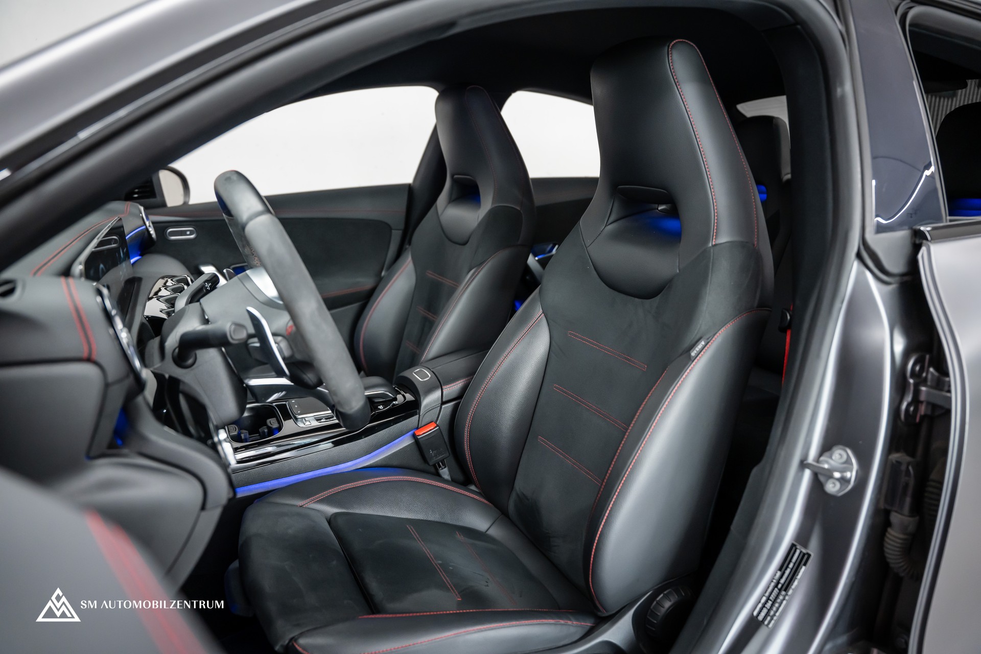 MERCEDES-BENZ CLA 45 S AMG 4matic+ / Aeropaket / Designo Magno / 360° / Head-Up / Burmester-image-17