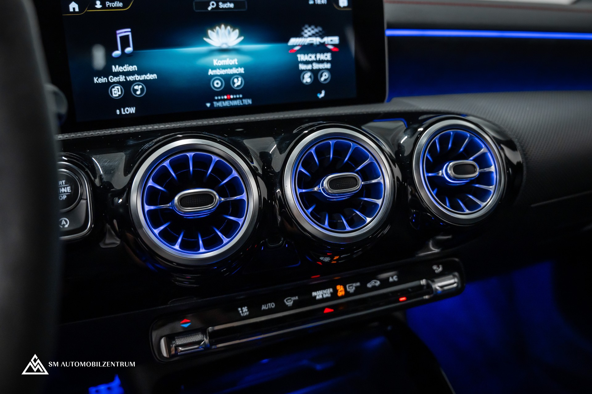 MERCEDES-BENZ CLA 45 S AMG 4matic+ / Aeropaket / Designo Magno / 360° / Head-Up / Burmester-image-25