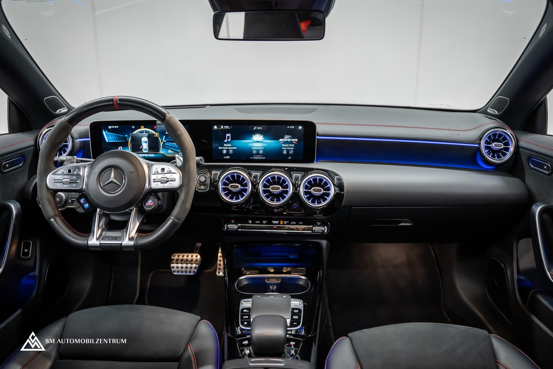 MERCEDES-BENZ CLA 45 S AMG 4matic+ / Aeropaket / Designo Magno / 360° / Head-Up / Burmester-image-13
