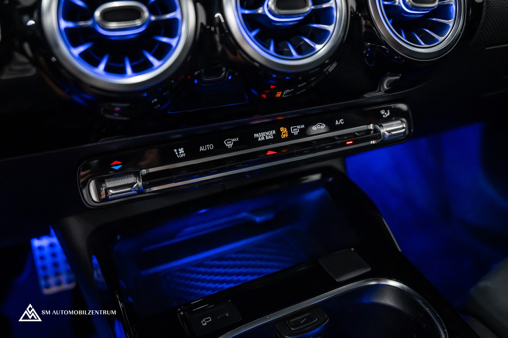 MERCEDES-BENZ CLA 45 S AMG 4matic+ / Aeropaket / Designo Magno / 360° / Head-Up / Burmester-image-28