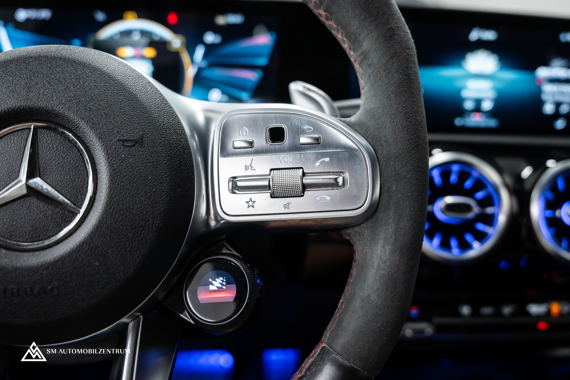 MERCEDES-BENZ CLA 45 S AMG 4matic+ / Aeropaket / Designo Magno / 360° / Head-Up / Burmester-image-23