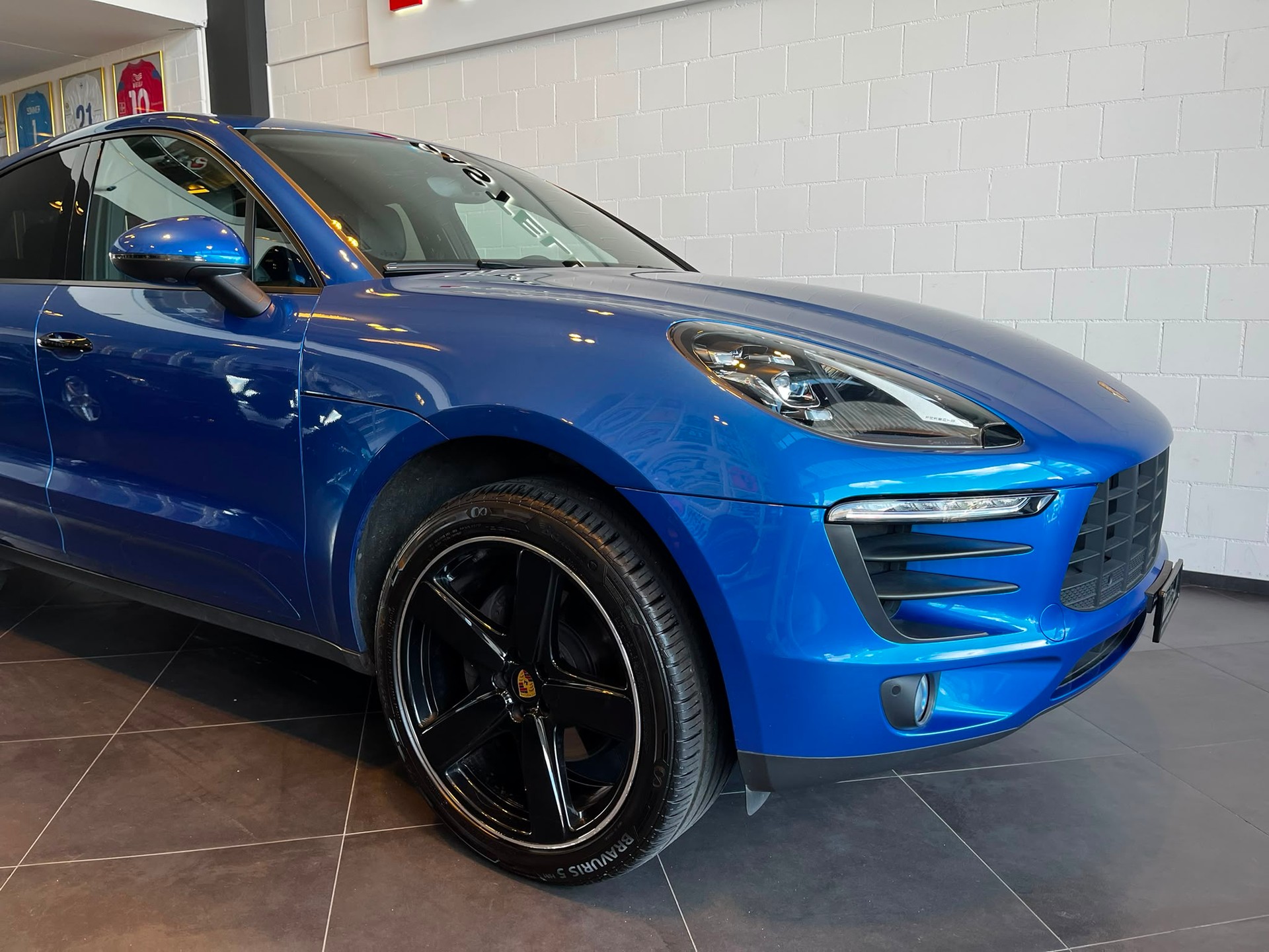 PORSCHE Macan PDK-showroom-element-1