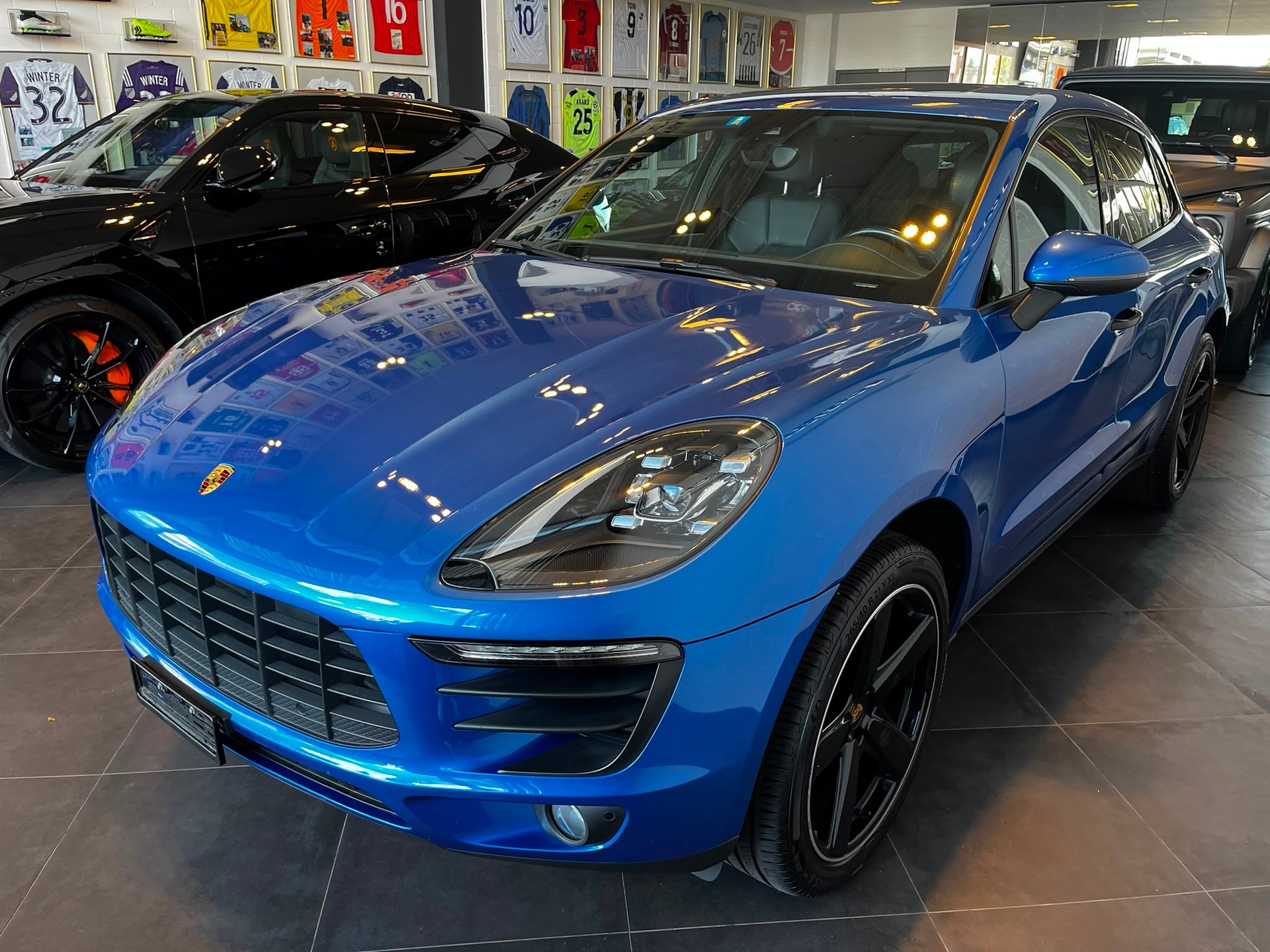 PORSCHE Macan PDK-showroom-element-3