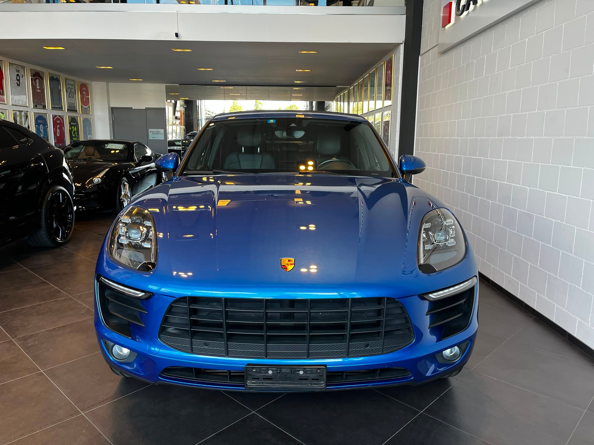 PORSCHE Macan PDK-showroom-element-2