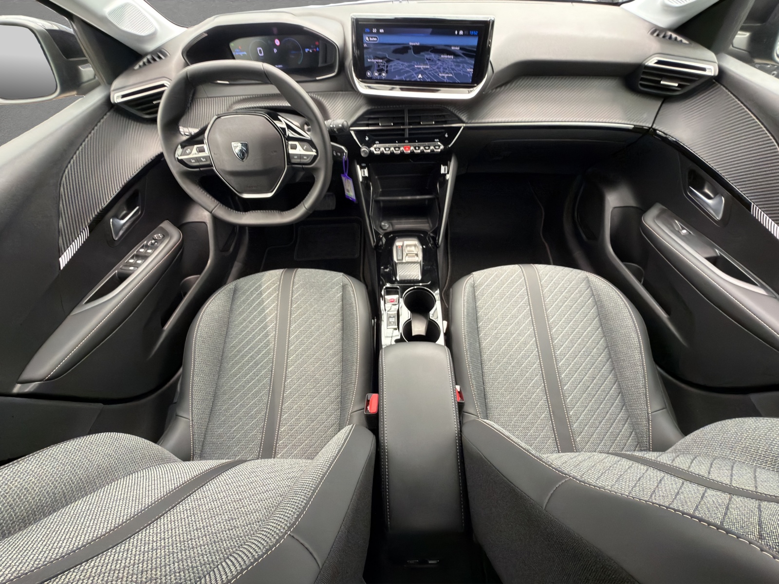 PEUGEOT 208 1.2 MHEV 110 Allure - NAVI - Rückfahrkamera-image-6