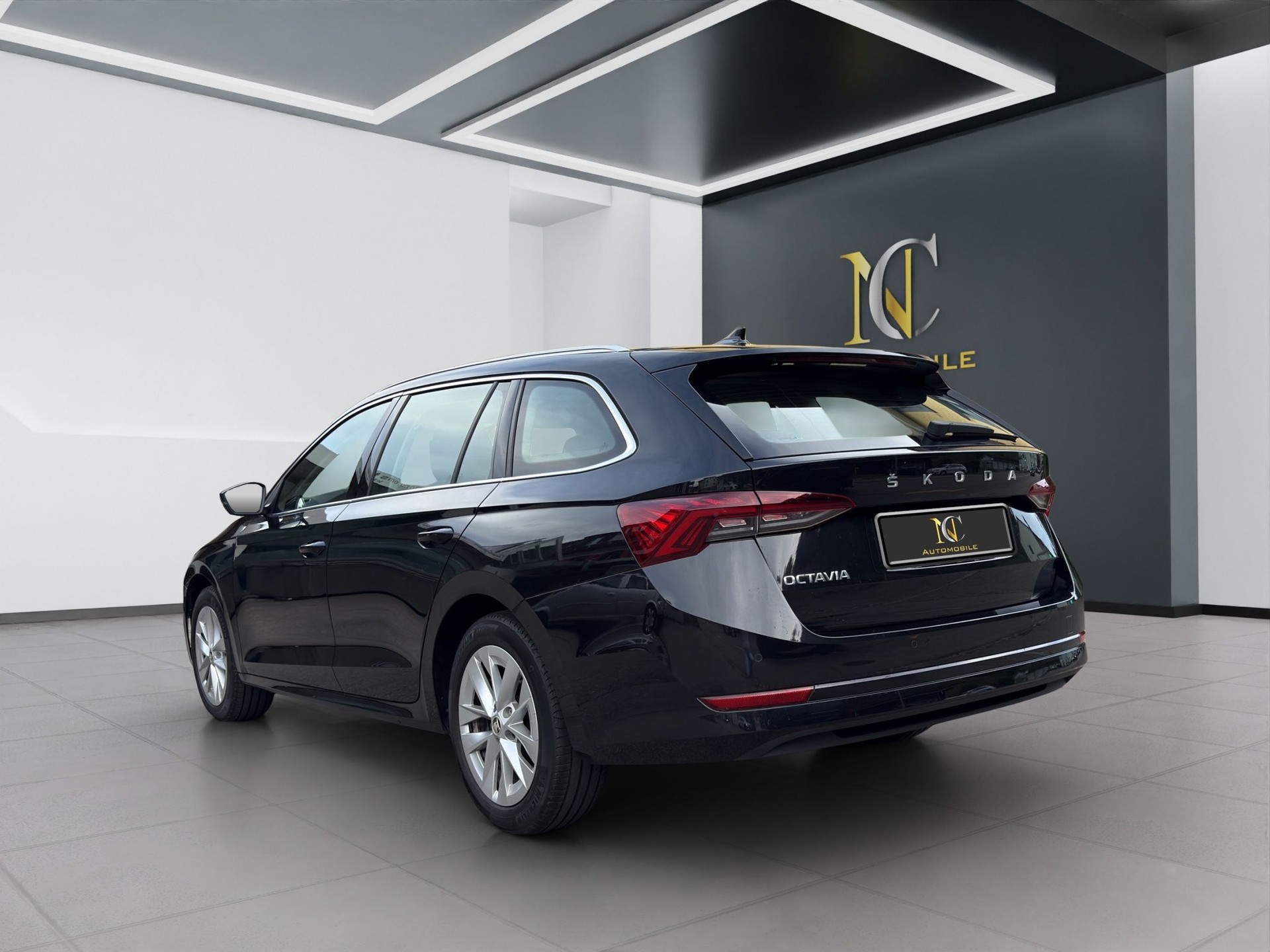 SKODA Octavia Combi 2.0 TDI DSG Style-showroom-element-3