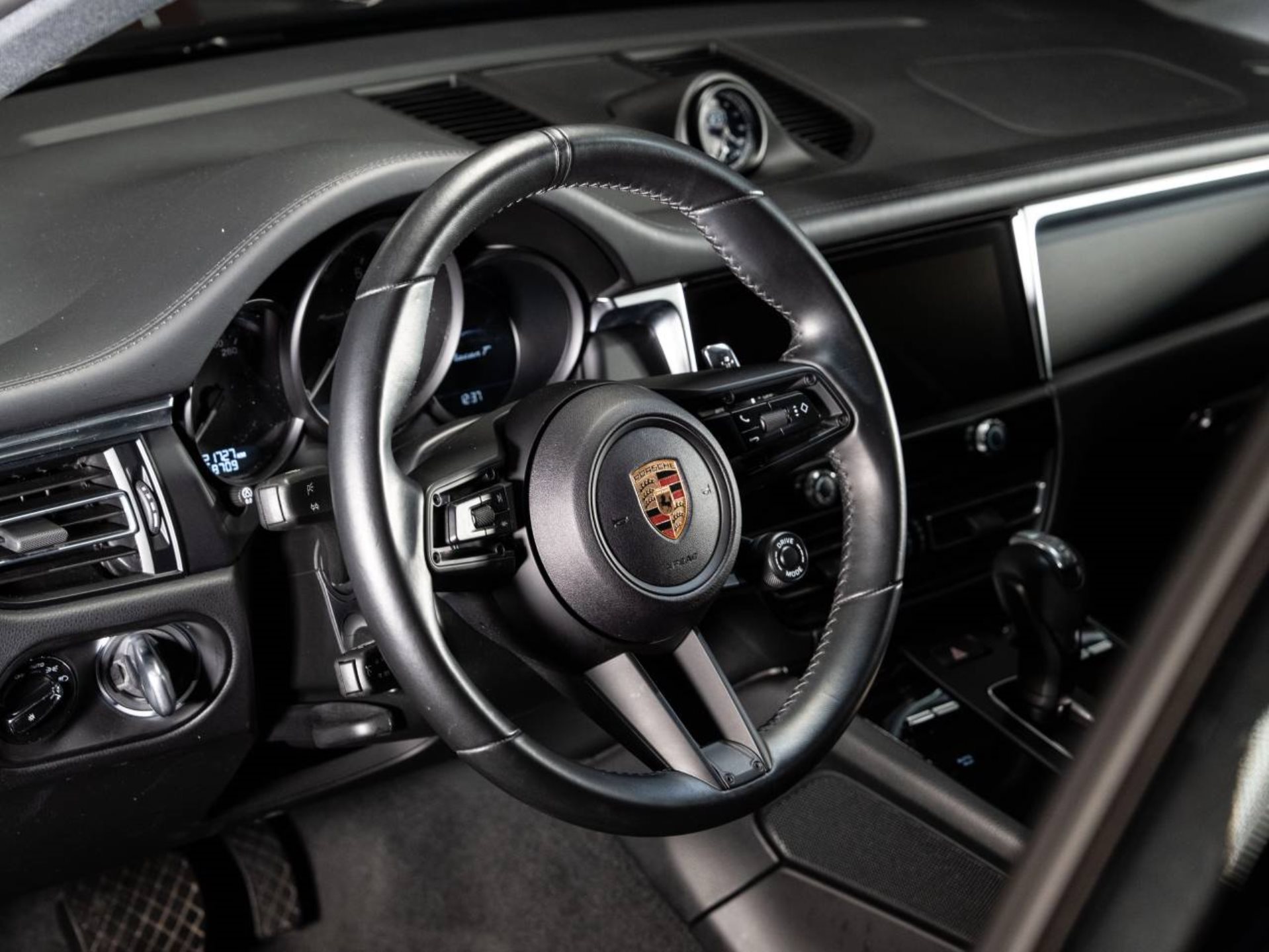 PORSCHE Macan T-image-10