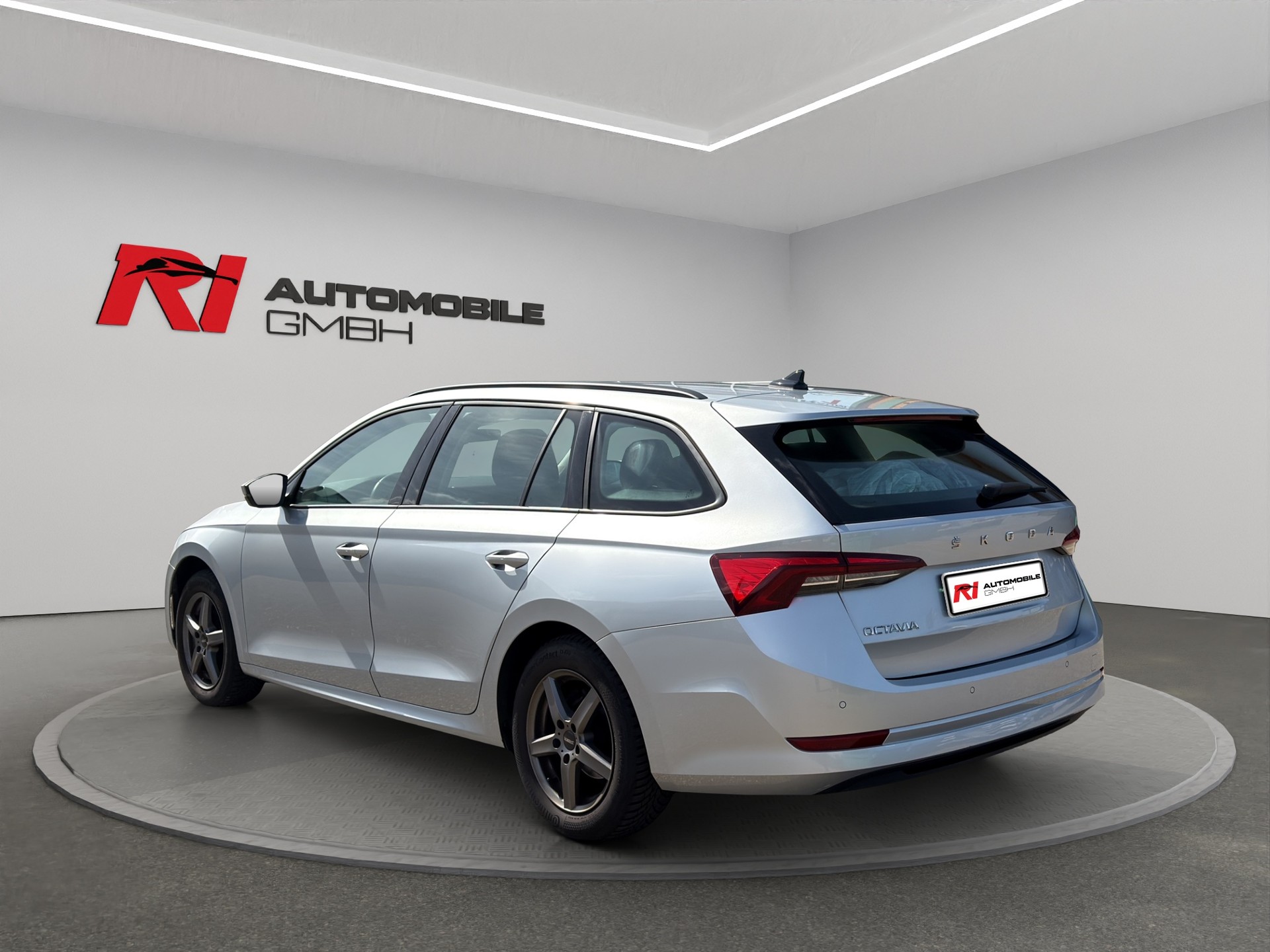 SKODA Octavia Combi 2.0 TDI DSG Style-showroom-element-2