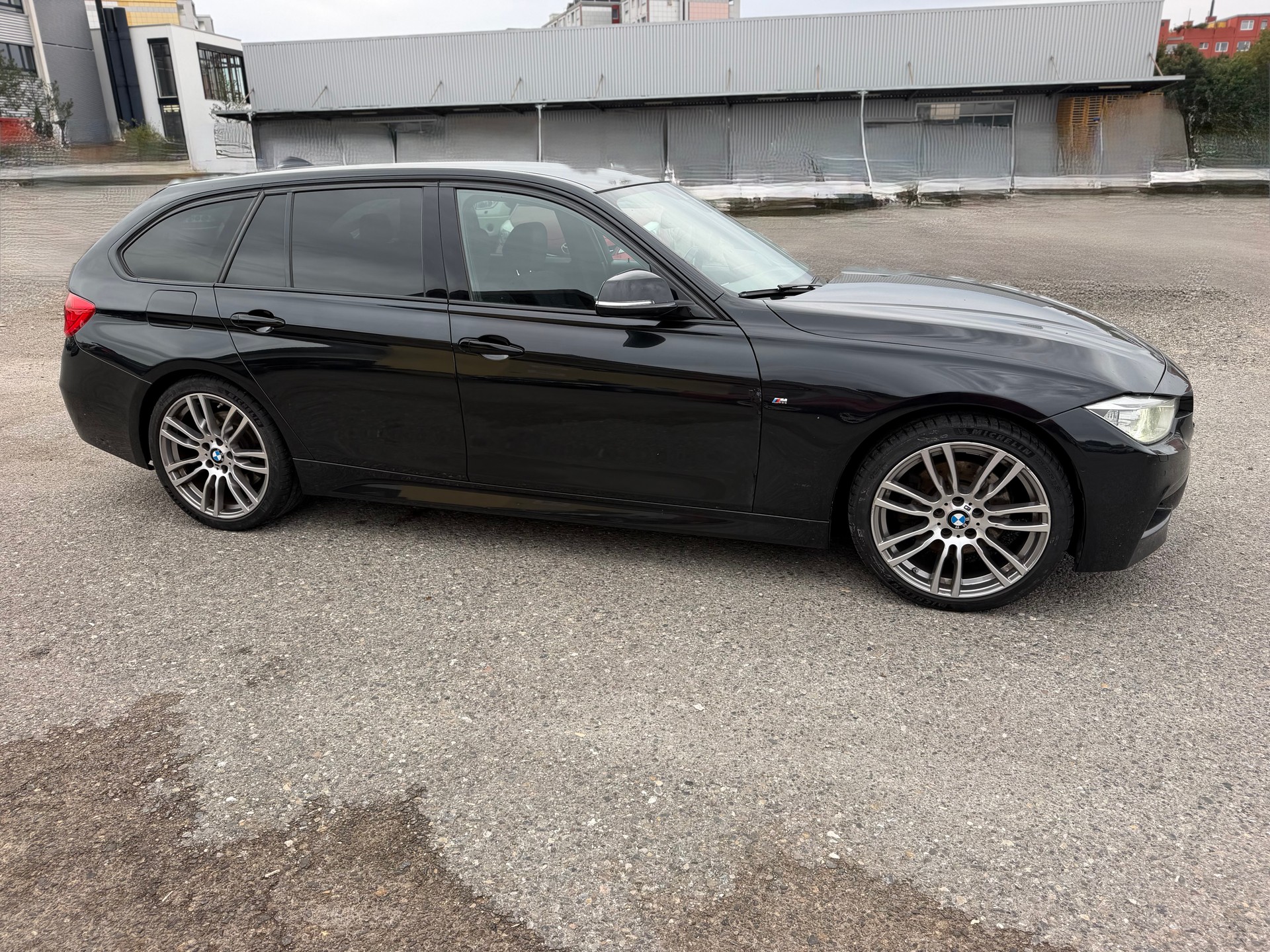 BMW 330d xDrive Touring Steptronic-showroom-element-3