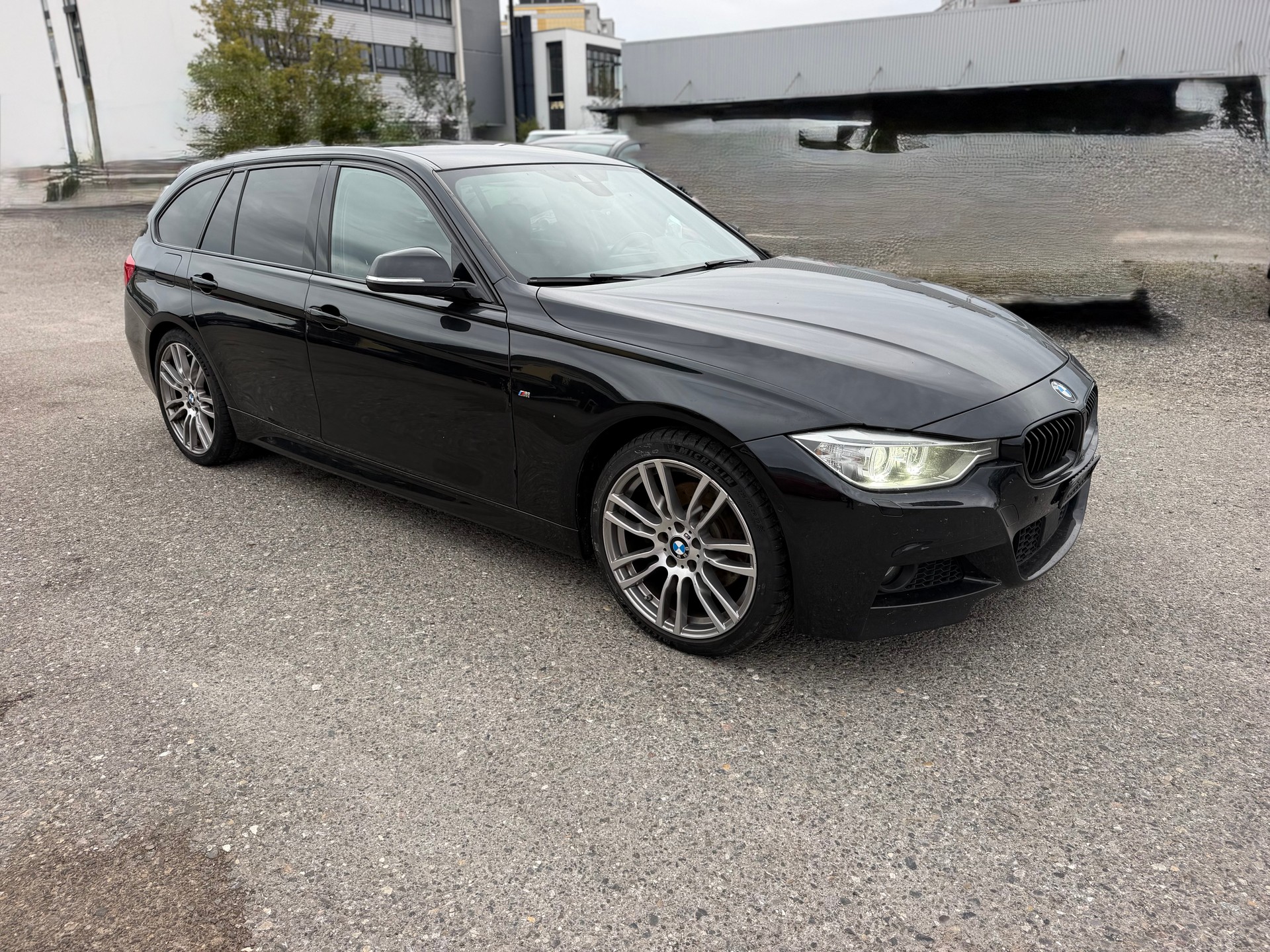 BMW 330d xDrive Touring Steptronic-showroom-element-2