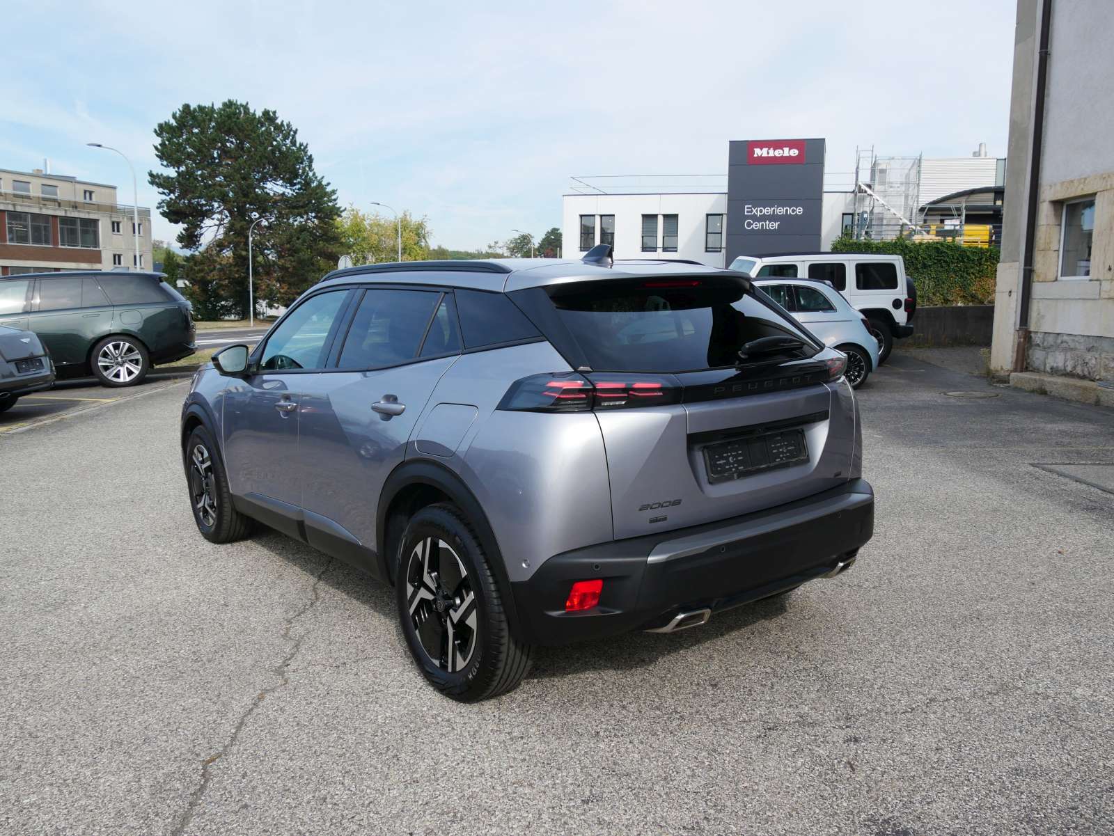 PEUGEOT 2008 1.2 PureTech Allure Premium-image-2