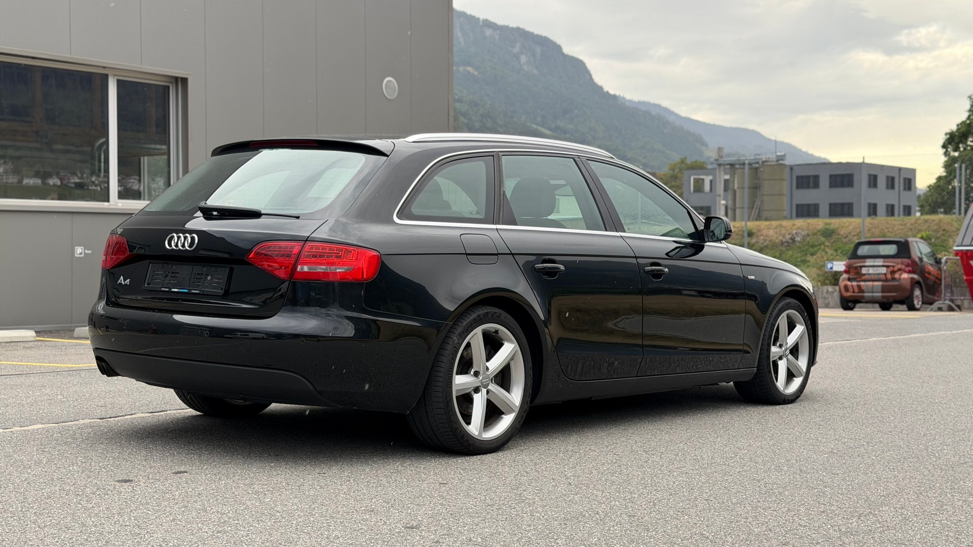 AUDI A4 Avant 2.0 TDI quattro-showroom-element-3
