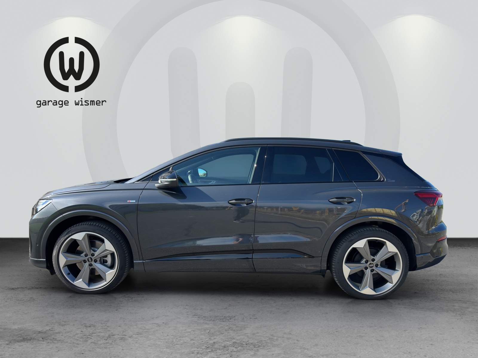 AUDI Q4 e-tron SUV quattro performance Swiss Ski-showroom-element-1