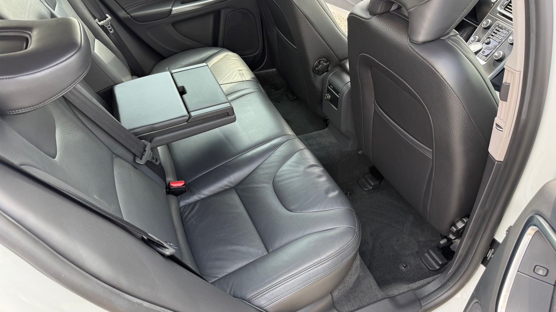VOLVO V60 T4 Kinetic Powershift-image-9