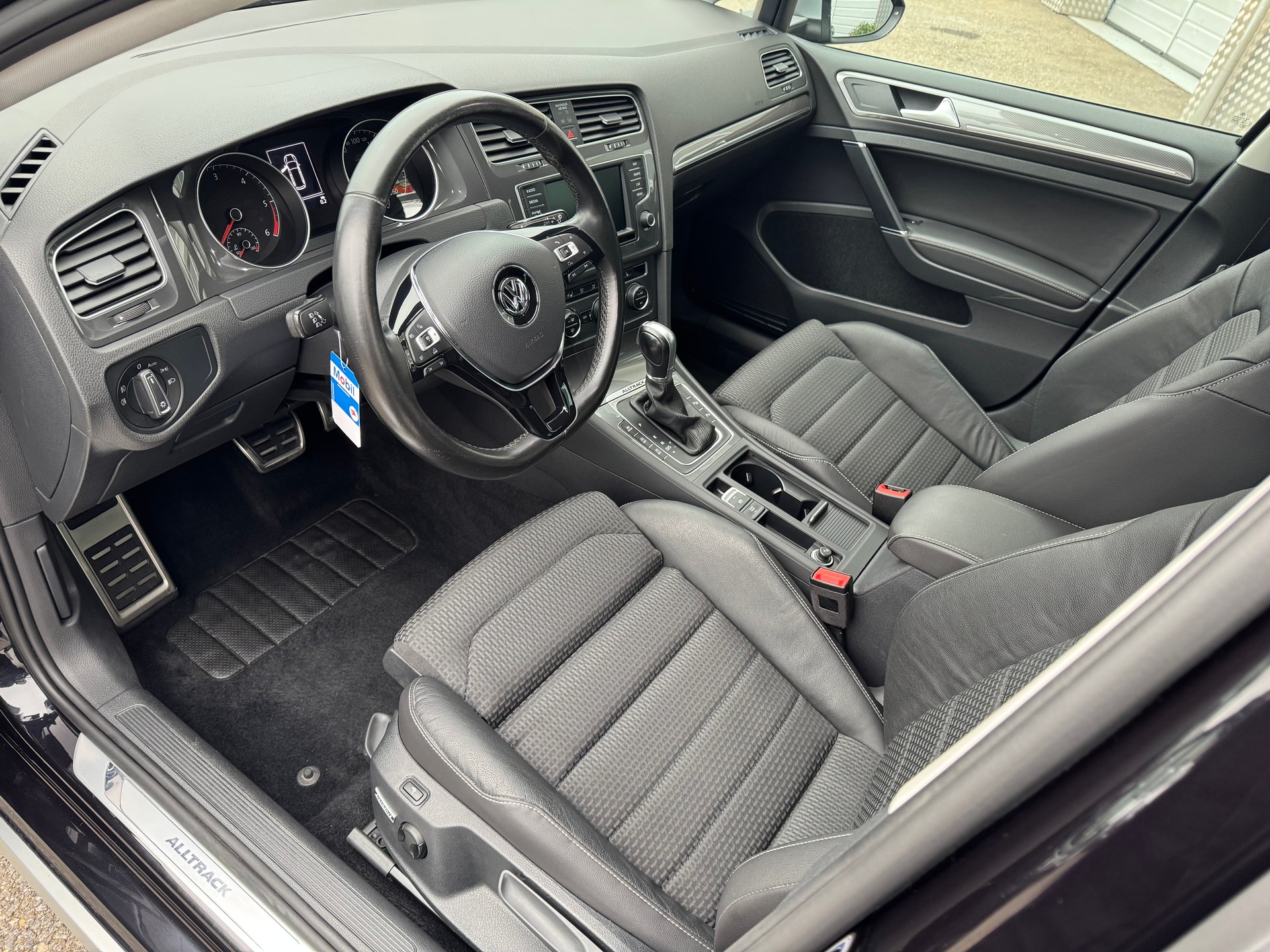 VW Golf 2.0 TDI Alltrack 4Motion-image-5