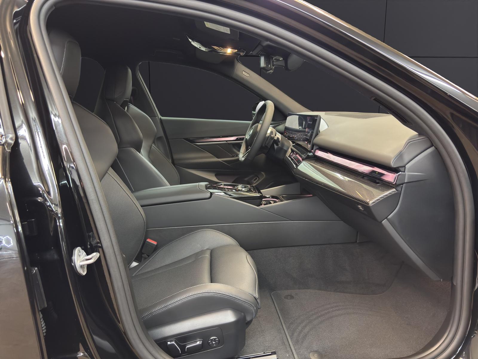 BMW 550e xDrive Touring-image-14