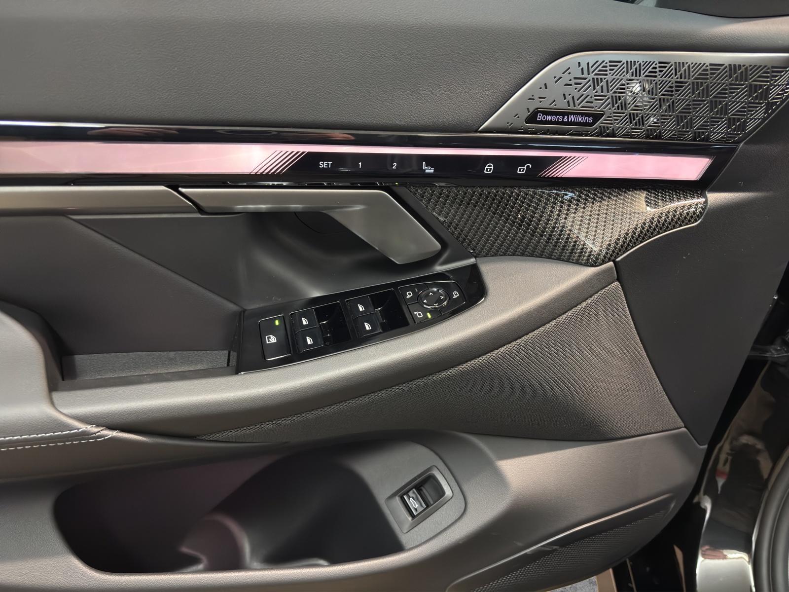 BMW 550e xDrive Touring-image-9