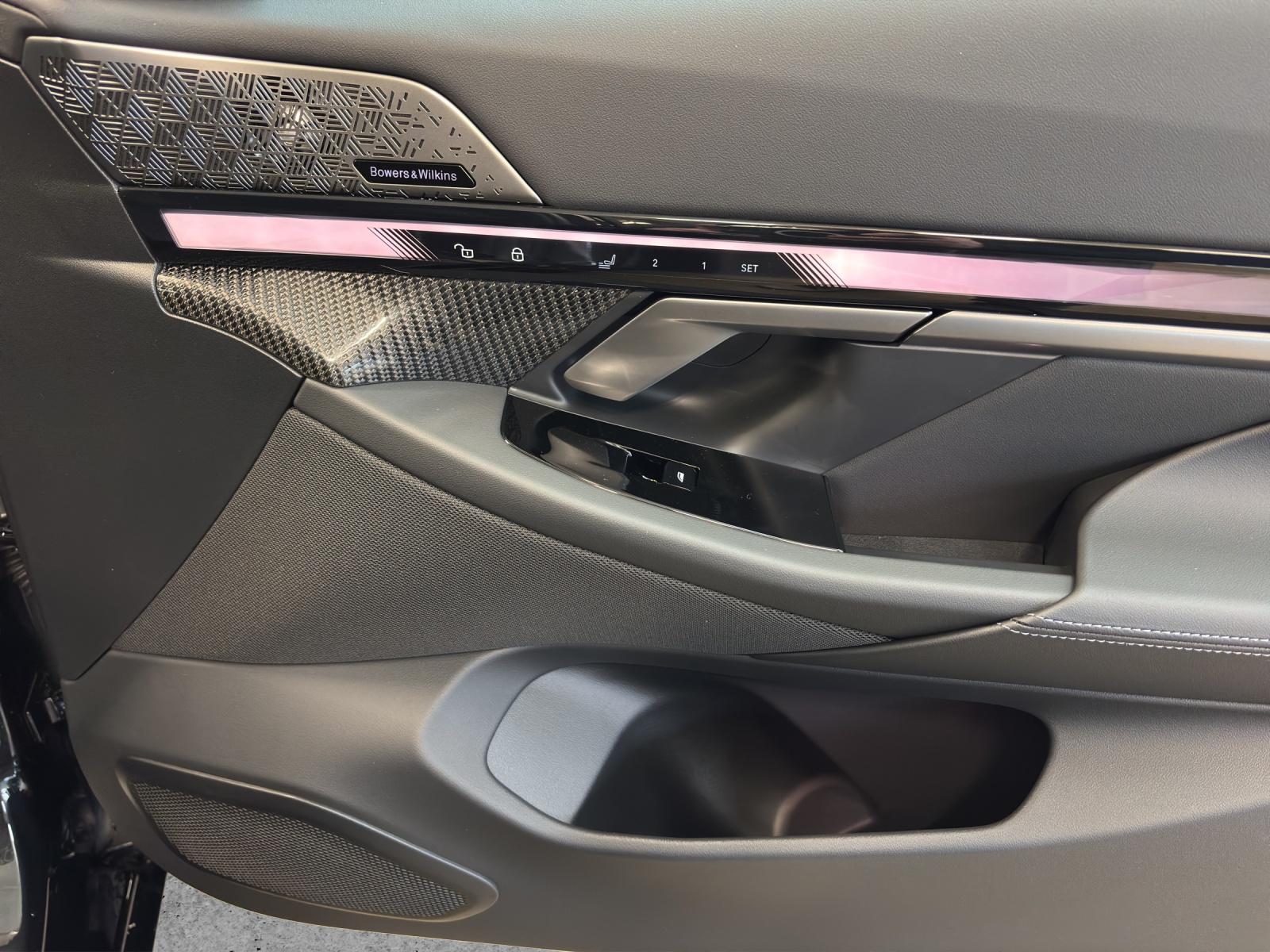 BMW 550e xDrive Touring-image-15